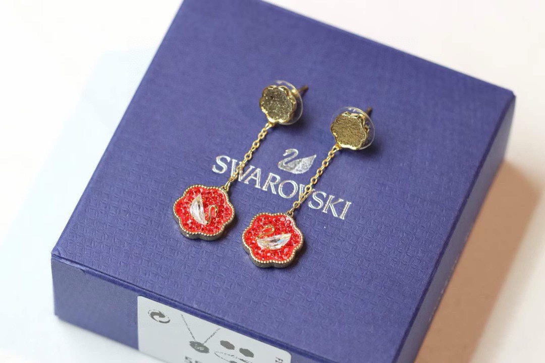 ❤️85包邮/原单代购级别
施华洛世奇swarovski 花开耀吉 红色天鹅耳环

这款精致而寓意吉祥的耳环十分百搭，是为日常穿搭增添一抹亮色的绝佳之选，也是纪念特殊场合的理想礼物。