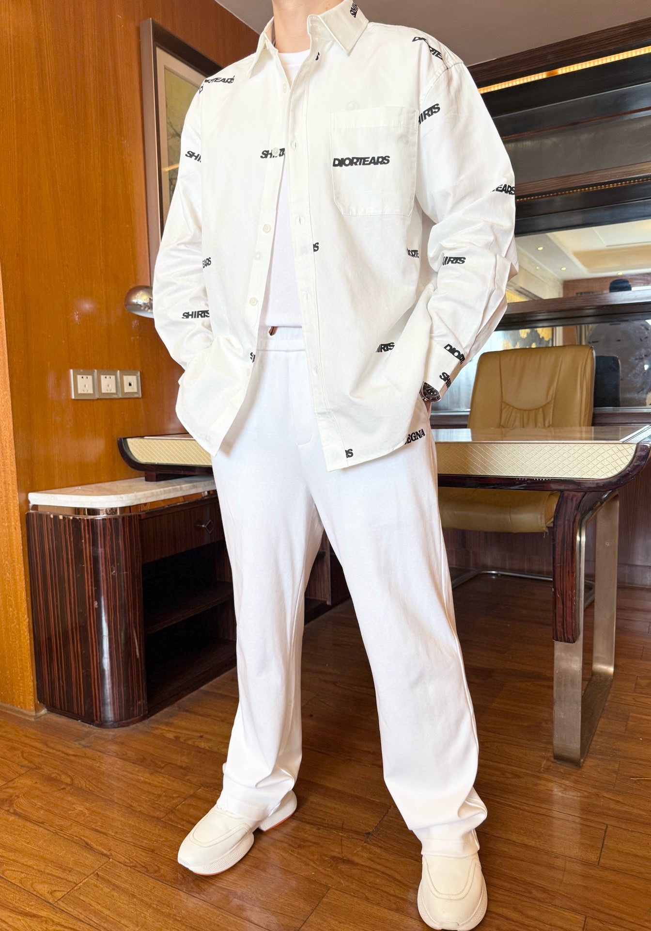 NO:137881,Dior-2025 counter latest hot shirt jackets are shipped, and European and American counters are popular!  Selected Italian imported Tianshi cotton fabric with three-dimensional loose style, the whole brand English staggered to show the charm, and there is no need to say much about the effect of the upper body. The number of codes is 48-56 (model 173/130 wears 48, with Hong Kong Lane Crawford gift box packaging), dior, jackets & coats, alexander wang19860909迪奥-2025专柜最新爆款衬衣外套出货 欧美专柜热销单品！精选意大利进口天丝棉面料搭配立体宽松版型,通体品牌英文错落相当彰显韵味 上身效果不用多说.码数48-56（模特173/130穿48、配香港连卡佛礼盒包装）,,dior,jackets & coats,alexander wang,Men's clothing