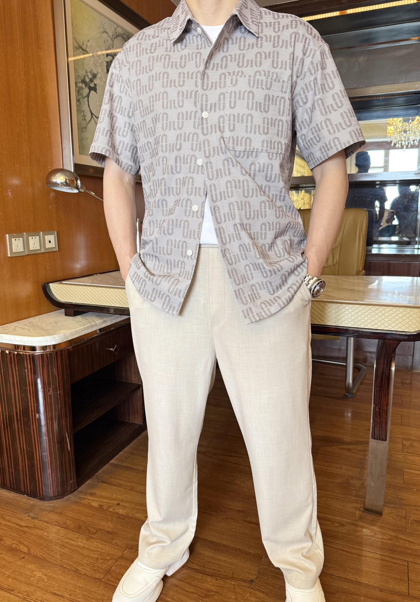 NO:137883,Miumiu-2025 counter latest hit short-sleeved shirts are shipped, hot-selling items in European and American counters!  Selected Italian imported Tianshi cotton fabric with loose styles, the whole brand English staggered to show the charm, and there is no need to say much about the effect of the upper body. The number of codes is 48-56 (model 173/130 wears 48, with Hong Kong Lane Crawford gift box packaging), miumiu, T-shirt, alexander wang19860909Miumiu-2025专柜最新爆款短袖衬衣出货 欧美专柜热销单品！精选意大利进口天丝棉面料搭配宽松版型,通体品牌英文错落相当彰显韵味 上身效果不用多说.码数48-56（模特173/130穿48、配香港连卡佛礼盒包装）,,miumiu,T-shirt,alexander wang,Men's clothing