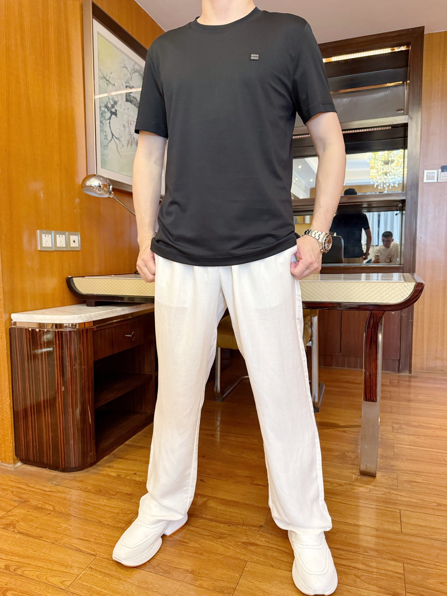 NO:137898,Miumiu-2025 counter latest hot T-shirt shipment, hot-selling items in European and American counters!  Selected Italian imported mercerized cotton fabrics with the latest design, the exquisite logo on the chest shows elegance, and the upper body effect needs no more. Size: 48-56 (model 176/130 catties wear 48, with Hong Kong Lane Crawford gift box packaging), miumiu,tees, t-shirt, alexander wang19860909Miumiu-2025专柜最新爆款T恤出货 欧美专柜热销单品！精选意大利进口丝光棉面料搭配最新的设计,胸前的精致logo彰显雅致 上身效果不用多说.尺码:48-56（模特176/130斤穿48,配香港连卡佛礼盒包装）,,miumiu,tees，t-shirt,alexander wang,Men's clothing