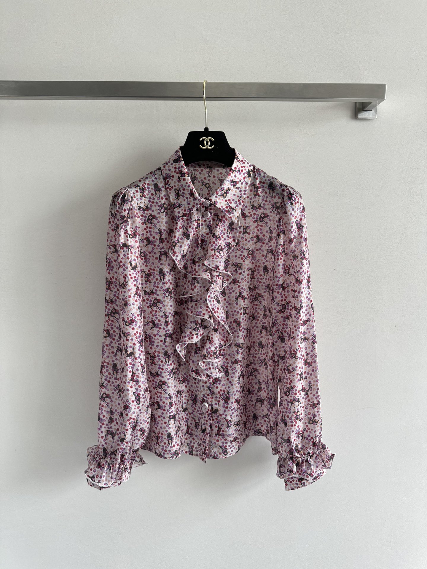 NO:333009,CHANE*25 new printed ruffled shirt with brightly printed colors and colorful floral patterns. The lines are delicate and delicate pleated lace acts on the front and cuffs. The colorful double C buttons are exquisite and novel. You can wear daily casual commuting. High-end and fashionable outfits. SML-, chanel,shirts,alexander wang19860909CHANE*25新款印花荷叶边衬衫衣身满印色彩鲜艳碎花图案 线条细腻精致褶皱花边作用于前襟和袖口设计装饰 彩色双C扣精致新颖 日常休闲通勤穿着不出错 高级且时髦穿搭SML-,,chanel,shirts,alexander wang,Women's clothing