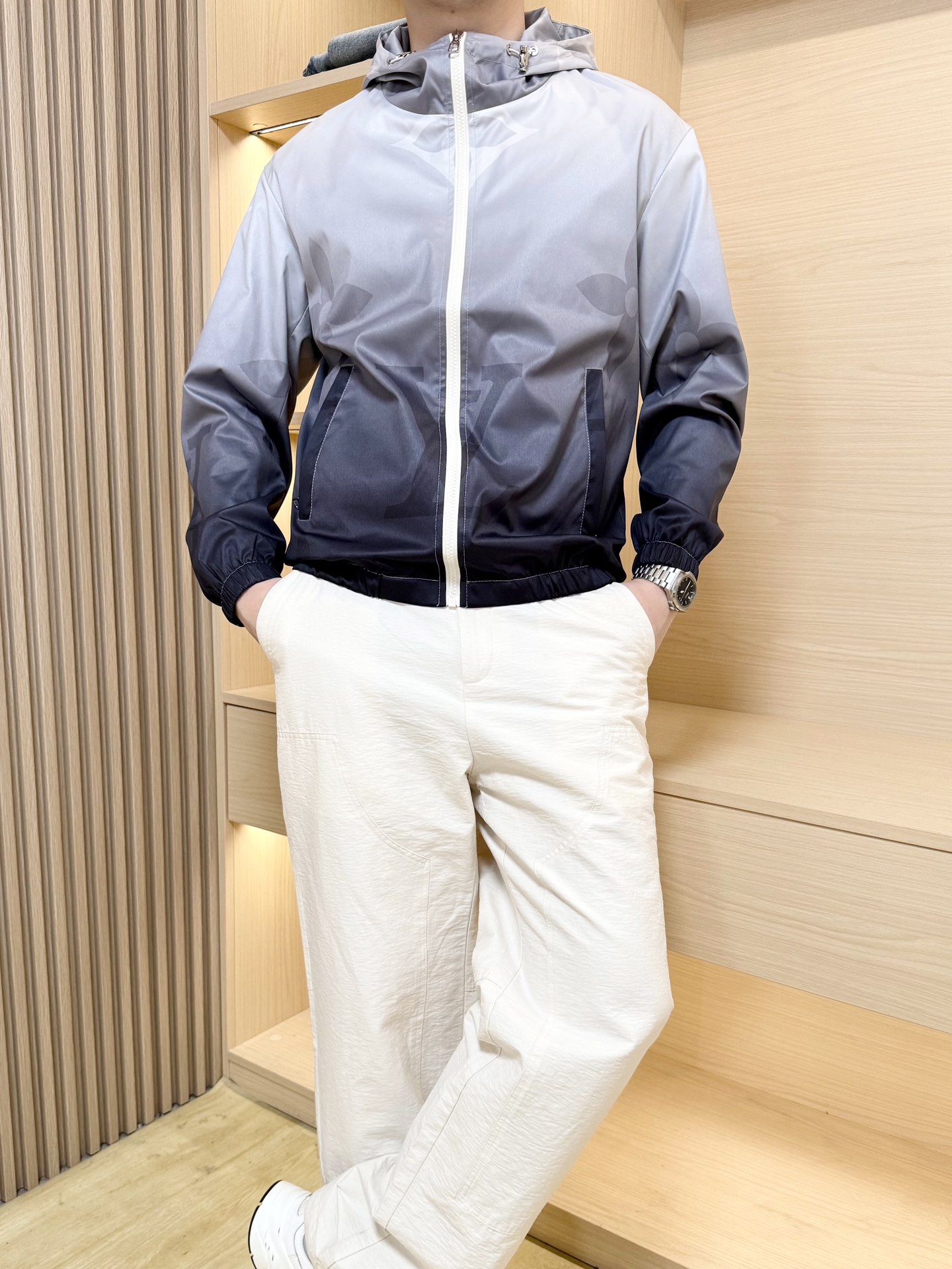 NO:137913,Louis Vuitton - the latest hot jackets in 2025 counters are shipped, and hot-selling items in European and American counters!  Selected Italian imported polyester fabrics with the latest designs, and the whole brand prints show quality. Size M-3XL (with Hong Kong Lane Crawford Gift Box Packaging), louis vuitton, jackets & coats, alexander wang19860909路易威登-2025专柜最新爆款外套出货 欧美专柜热销单品！精选意大利进口聚酯纤维面料搭配最新的设计,通体的品牌印花彰显品质.尺码M-3XL（配香港连卡佛礼盒包装）,,louis vuitton,jackets & coats,alexander wang,Men's clothing