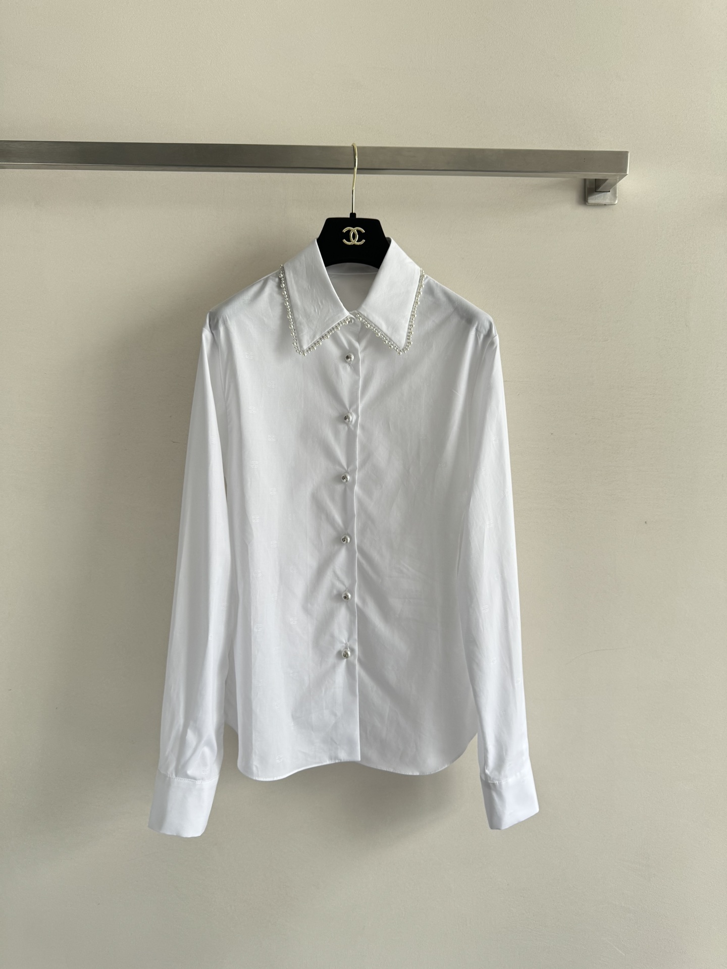 NO:624169,CHANE*25P new dark pattern pearl white shirt imported cotton poplin pure cotton shirt material is not easy to wrinkle, dark pattern jacquard is low-key and luxurious!  Simple and neat style, regular lapels, heavy-duty pearl lace decoration, custom-made rhinestone buckles, exquisite and high-end, no matter worn alone or layered, it has a super ladylike temperament SML,,chanel,shirts,alexander wang19860909CHANE*25P新款暗纹珍珠白衬衣进口棉府绸纯棉衬衫料不易皱 暗纹提花低调奢华！简约利落的版型 常规翻领重工珍珠花边装饰绝绝子定制水钻扣精致高级无论单穿叠穿都超极名媛范气质SML,,chanel,shirts,alexander wang,Women's clothing