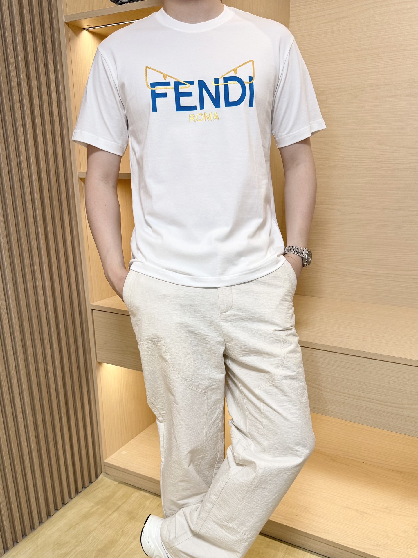NO:137897,Fendi-2025 latest round neck T-shirt shipment, hot-selling items in European and American counters!  Selected high-density cotton fabrics imported from Italy, the brand of chest is matched with the latest design, showing fashion, the base and outerwear are quite good looking. The number of codes is 48-56 (with Hong Kong Lane Crawford gift box packaging), fendi,tees, t-shirt, alexander wang19860909芬迪-2025最新圆领T恤出货 欧美专柜热销单品！精选意大利进口高密精棉面料,胸口的品牌英文搭配最新的设计,彰显时尚 打底和外穿都相当好看.码数48-56（配香港连卡佛礼盒包装）,,fendi,tees，t-shirt,alexander wang,Men's clothing