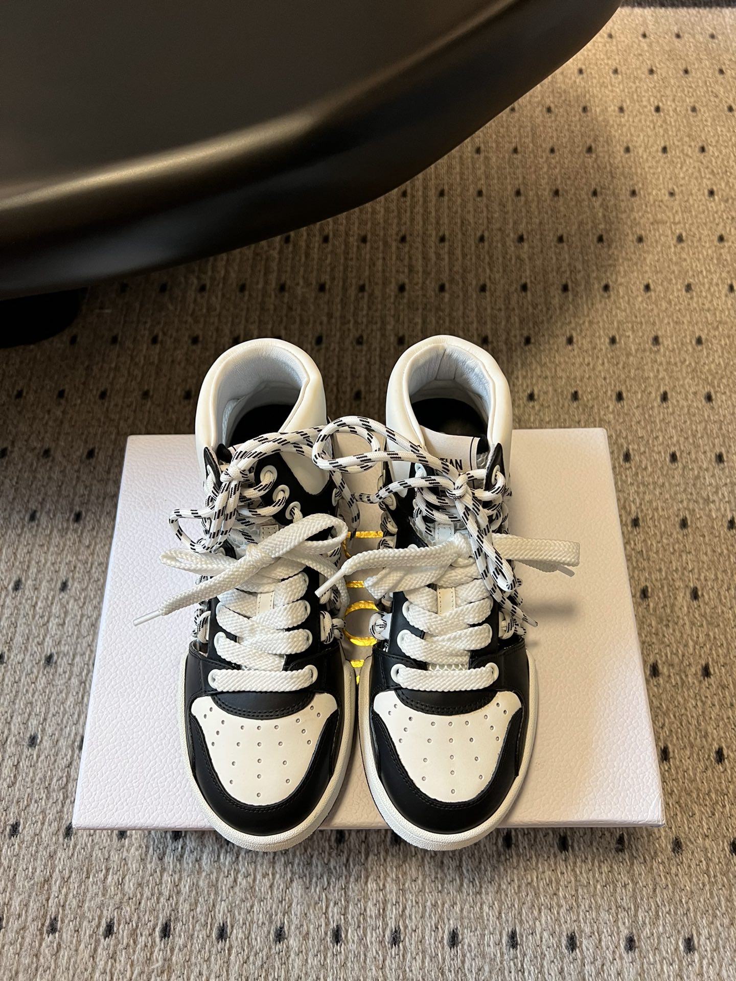 NO:388838,Top version Dior's latest First series hollow high-top casual sports shoes Original purchase and development Made this Dior First high-top sneakers are a new product in the spring and summer 2025 ready-to-wear series, reinterpreting the classic logo of sportswear from the high-order perspective of Dior. White cowhide with white mesh fabric, side hollow decoration with two-color lace details, complementing the pair of laces on the front. The two-color tongue decorated with the Christian Dior Paris logo and rubber sole can be matched with various casual styles of this season to add a classic style. Fabric: Original custom imported cowhide Inner: Original imported soft sheepskin lining Outsole: Original open mold TPU material Sole thickness: 2.5CM Size:  Women's size 35-41 (40.41 custom non-return and exchange, casual shoes/sports shoes, dior, dior, sneakers, cowhide, sheepskin19860909顶级版本 Dior迪奥 最新 First 系列 镂空 高帮休闲 运动鞋 原版购入开发 做货 这款 Dior First 高帮运动鞋是二零二五春夏成衣系列新品,以 Dior 的高订视角重新诠释运动服饰经典标识.白色牛皮革搭配白色网眼织物,侧面镂空装饰搭配双色鞋带细节,与正面的双鞋带相得益彰.饰以 Christian Dior Paris 标志的双色鞋舌搭配橡胶鞋底,可与本季的各式休闲造型搭配,增添经典格调 面料: 原版定制进口牛皮 内里: 原版进口柔软羊皮里 大底: 原版开模TPU材质 底厚: 2.5CM Size: 女码35-41（40.41定制不退换,休闲鞋/运动鞋,dior,dior,sneakers,cowhide,sheepskin,Women's Shoes