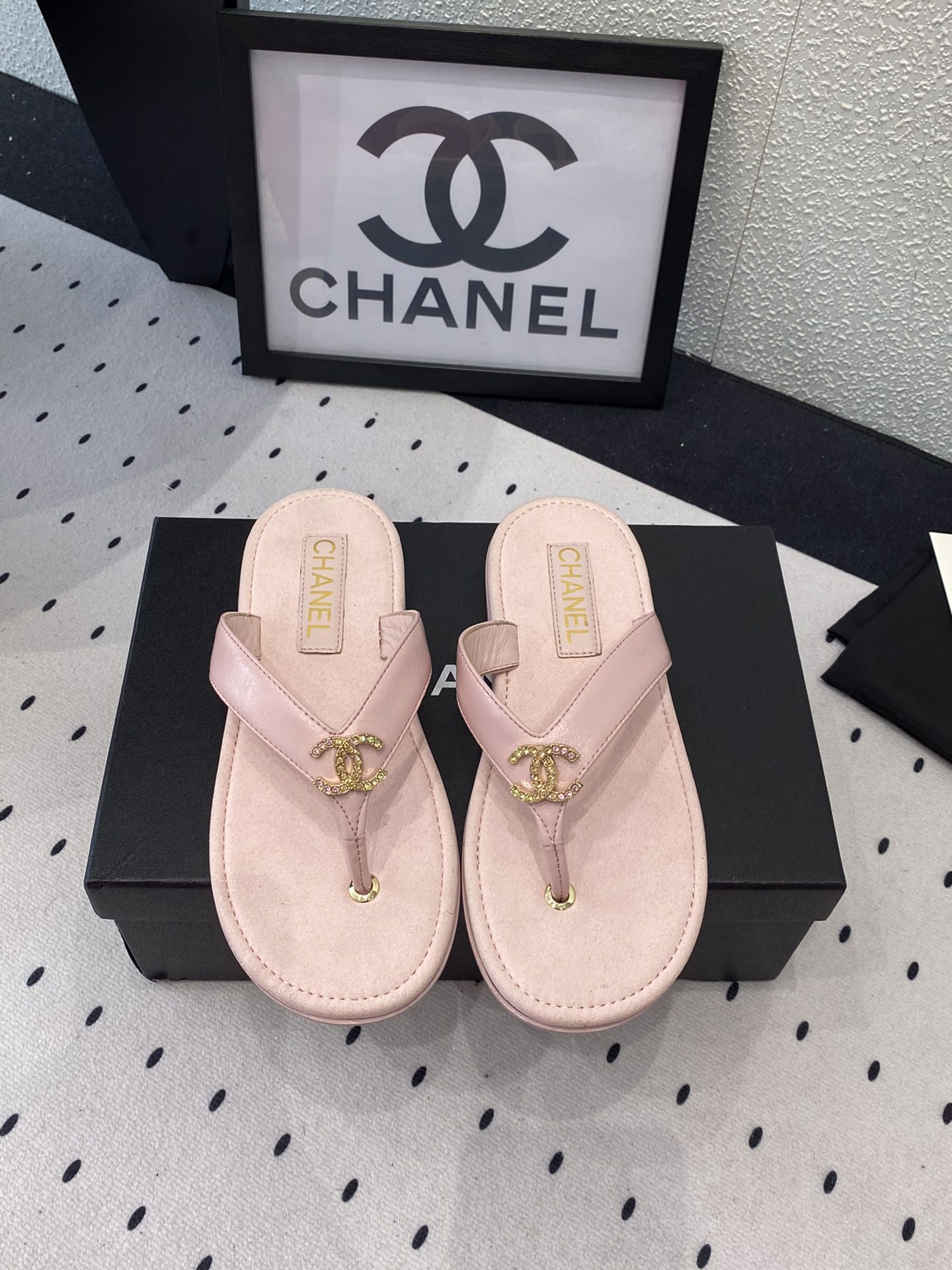 NO:252407,Chanel new early spring slippers, high-version shipment, popular pictures on major social platforms, texture is very soft and comfortable on the feet. Original imported sheepskin, mixed-bred sheepskin footbed, Italian genuine leather outsole Size35-39 (40 41 custom made), split-toe shoes, chanel, slippers, sheepskin, Leather soles19860909Chanel新款早春拖鞋 高版本出货 各大社交平台热门晒图质感上脚是非常柔软舒服的 原版进口羊皮 混种羊皮垫脚 意大利真皮大底 Size35-39（40 41定做）,分趾鞋,chanel,slippers,sheepskin,Leather soles,Women's Shoes