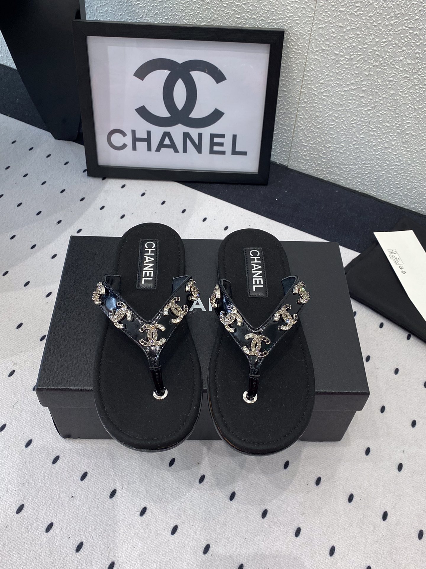 NO:252412,Chanel new early spring slippers, high-version shipment, popular pictures on major social platforms, texture is very soft and comfortable on the feet, original imported sheepskin, original hardware buckle, Italian genuine leather soles, Size35-39 (40 41 custom made), split-toe shoes, chanel, slippers, sheepskin, Leather soles19860909Chanel新款早春拖鞋 高版本出货 各大社交平台热门晒图质感上脚是非常柔软舒服的 原版进口羊皮 原版五金扣 意大利真皮大底 Size35-39（40 41定做）,分趾鞋,chanel,slippers,sheepskin,Leather soles,Women's Shoes