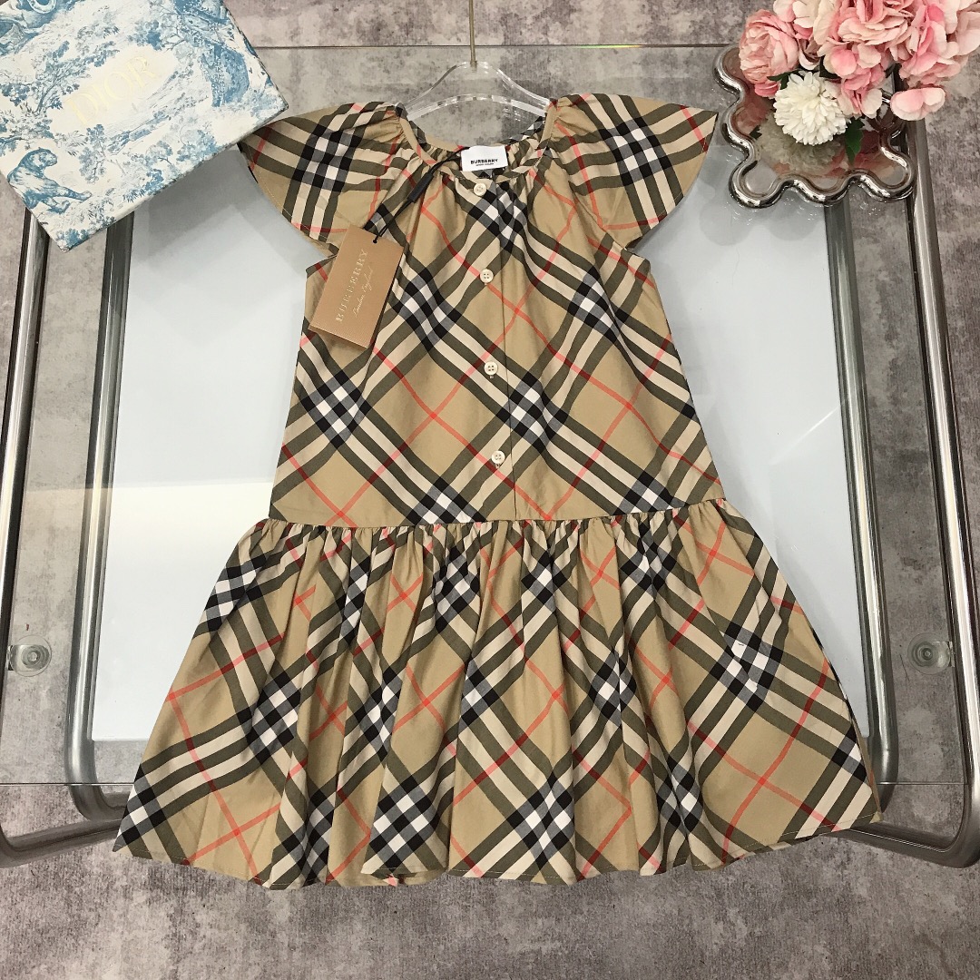 NO:211693,[Spot shipment] Size - Size 10 BURBERR* Small flying sleeve vest dress Fully classic plaid design Matched with classic khaki Skirt pleated design Front shell buttons are easy to wear ~ Soft and comfortable, skin-friendly and not tied, excellent upper body effect, a must-have artifact for princess~ size size-120-130-140-150-【CM】 Counter packaging 70, clothes, burberry, skirts,19860909【现货发】  尺寸- 尺码10 BURBERR* 小飞袖背心款连衣裙 全面经典格子纹设计 搭配经典卡其色 裙摆处百褶设计 前排贝壳纽扣开扣方便穿搭～柔顺舒适 亲肤不扎 上身效果极好 公主的必备神器～  size尺码-120-130-140-150-【CM】 专柜包装70,衣服,burberry,skirts,,Children's