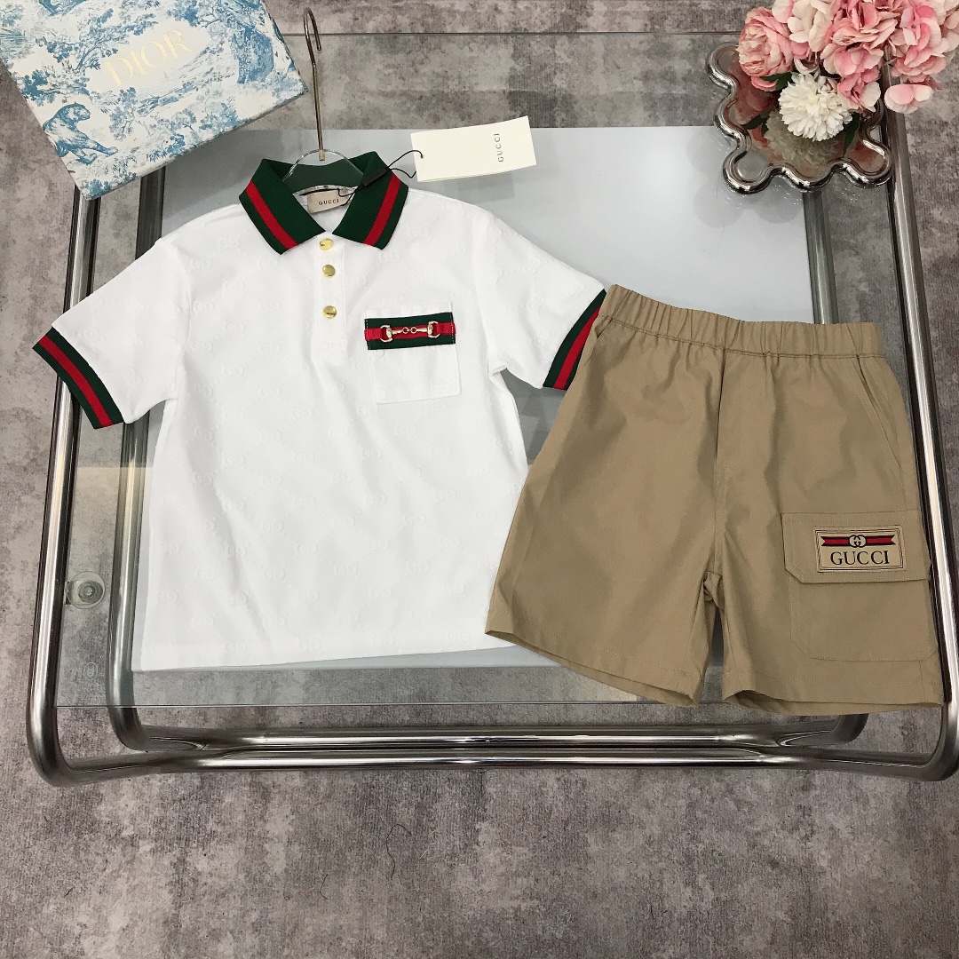 NO:211540,[Spot shipment] GUCC*~ Limited series [Small lapel Polo shirt ultra-thin soft shorts] soft and delicate, exquisite style, color-blocking small lapel design with exquisite webbing red and green saddle buckle hardware buckle, ultra-thin ice silk shorts with double GG logo, showing elegance and handsomeness, soft and comfortable, skin-friendly and not tied, excellent upper body effect size--120-130-140-150 [CM] Counter packaging 70, clothes, gucci, shorts,19860909【现货发】   GUCC*～限定系列【小翻领Polo衫超薄柔软短裤】柔软细腻 精致款 拼色小翻领设计搭配胸前精致织带红绿条马鞍扣五金扣 超薄冰丝感短裤搭配双GG章标logo 尽显优雅跟帅气 柔顺舒适 亲肤不扎 上身效果极好  size尺码--120-130-140-150【CM】 专柜包装70,衣服,gucci,shorts,,Children's