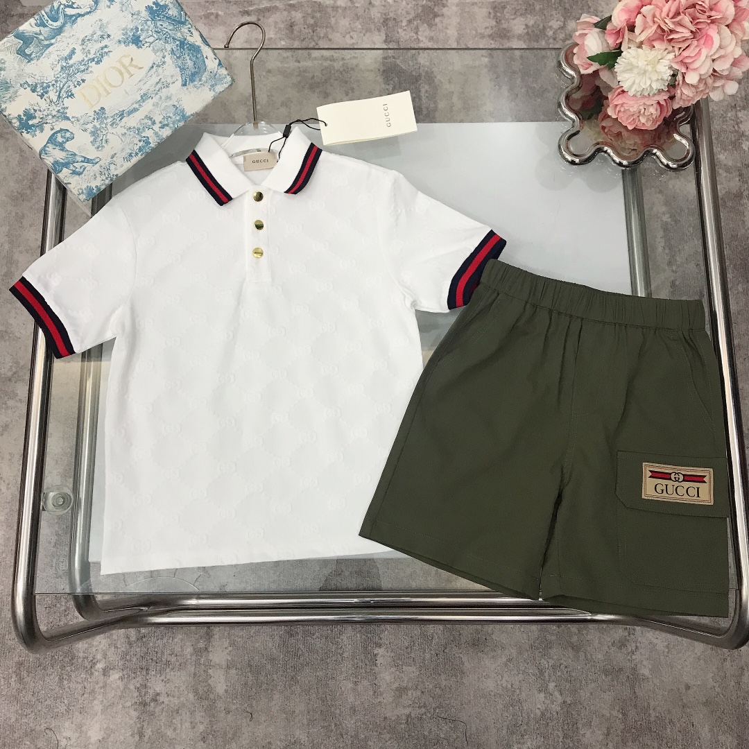 NO:211546,[Spot delivery] GUCC*~ Limited series [Small lapel Polo shirt ultra-thin soft shorts] soft and delicate, exquisite style, color-blocked small lapel design with neckline cuffs exquisite webbing red and green strips, ultra-thin ice silk shorts with double GG logo, showing elegance and handsomeness, soft and comfortable, skin-friendly and not tied, excellent upper body effect size--120-130-140-150 [CM] Counter packaging 70, clothes, gucci, shorts,19860909【现货发】   GUCC*～限定系列【小翻领Polo衫超薄柔软短裤】柔软细腻 精致款 拼色小翻领设计搭配领口袖口精致织带红绿条 超薄冰丝感短裤搭配双GG章标logo 尽显优雅跟帅气 柔顺舒适 亲肤不扎 上身效果极好  size尺码--120-130-140-150【CM】 专柜包装70,衣服,gucci,shorts,,Children's
