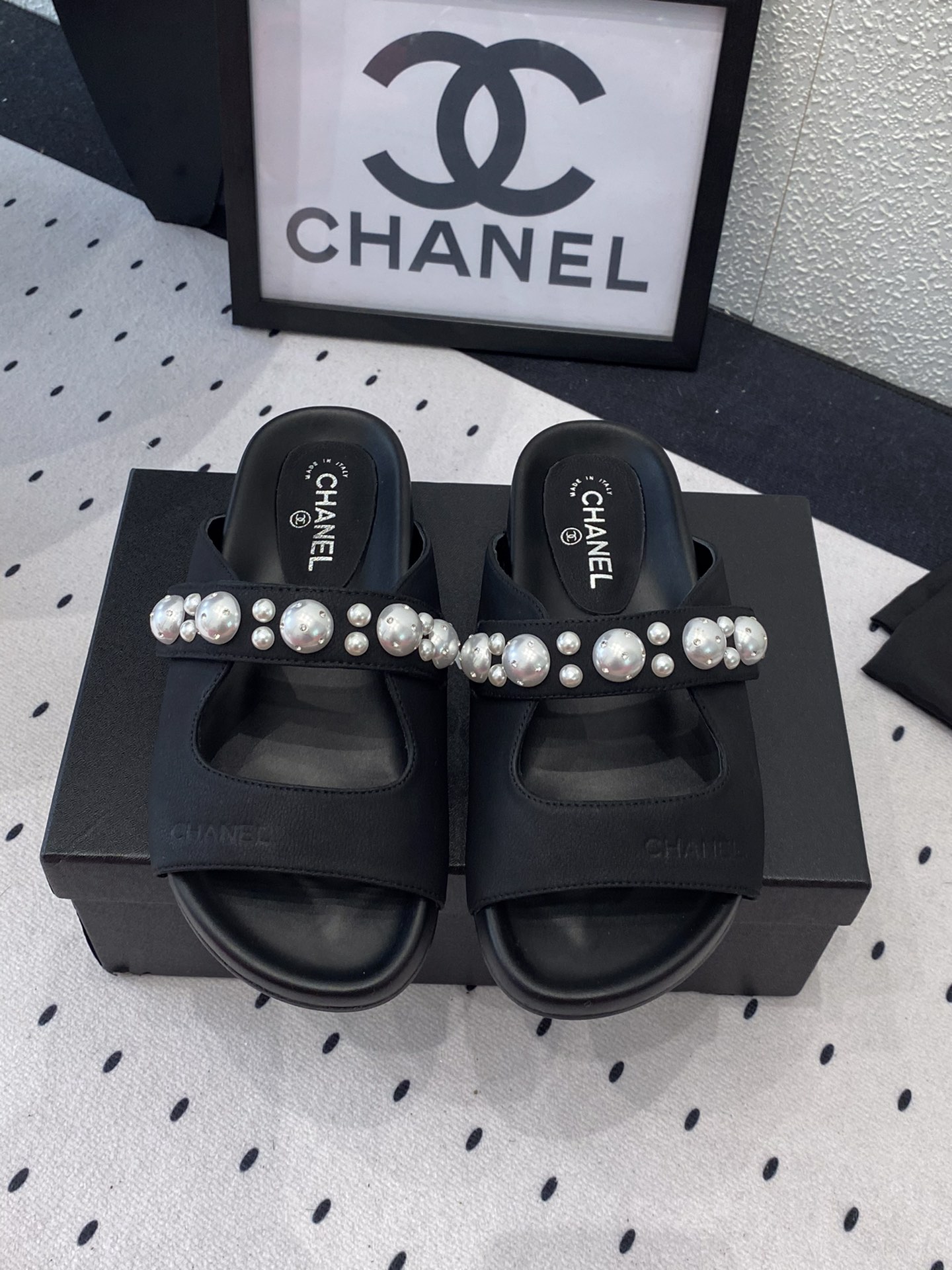 NO:252391,Chanel new early spring slippers, high-version shipment, popular pictures on major social platforms, texture is very soft and comfortable on the feet, original beef matte upper, sheepskin footbed, Italian leather outsole Size35-39 (40 41 custom made), slippers, chanel, slippers, sheepskin, Leather soles19860909Chanel新款早春拖鞋 高版本出货 各大社交平台热门晒图质感上脚是非常柔软舒服的 原版牛磨砂鞋面 羊皮垫脚 意大利真皮大底 Size35-39（40 41定做）,拖鞋,chanel,slippers,sheepskin,Leather soles,Women's Shoes