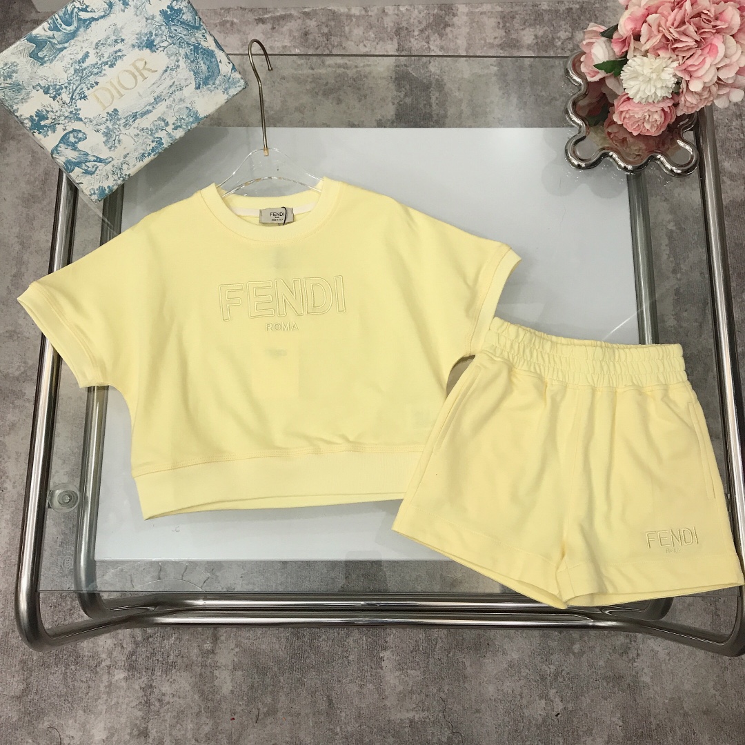 NO:211554,[Spot delivery] FEND* Girls' suit [Bat sleeve short sleeve ultra-thin soft shorts] soft and delicate style, chest embroidery logo paired with summer atmosphere, light milky yellow, ultra-thin shorts paired with embroidered stamp logo, showing elegance and handsomeness, soft and comfortable, skin-friendly and not tied, excellent upper body effect size--130-140-150 [CM] Counter packaging 70, clothes, fendi, shorts, T-shirt,19860909【现货发】   FEND* 女童套装【蝙蝠袖版型短袖超薄柔软短裤】柔软细腻 精致款 胸前刺绣LOGO搭配夏天气息满满淡奶黄色系 超薄短裤搭配刺绣章标logo 尽显优雅跟帅气 柔顺舒适 亲肤不扎 上身效果极好  size尺码--130-140-150【CM】 专柜包装70,衣服,fendi,shorts,T-shirt,,Children's