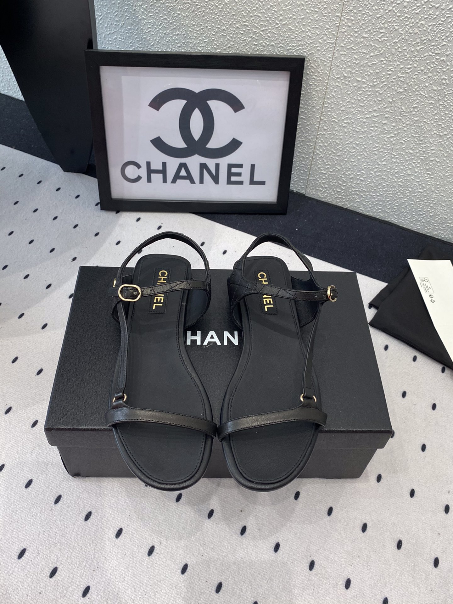 NO:252383,Chanel new sandal shoes, high-version shipment, popular pictures on major social platforms, texture is very soft and comfortable on the feet, imported sheepskin upper, sheepskin footbed, Italian genuine leather soles Size35-39 (40 41 custom made), sandals, chanel, sandals, sheepskin, Leather soles19860909Chanel新款凉鞋鞋 高版本出货 各大社交平台热门晒图质感上脚是非常柔软舒服的 进口羊皮鞋面 羊皮垫脚 意大利真皮大底 Size35-39（40 41定做）,凉鞋,chanel,sandals,sheepskin,Leather soles,Women's Shoes