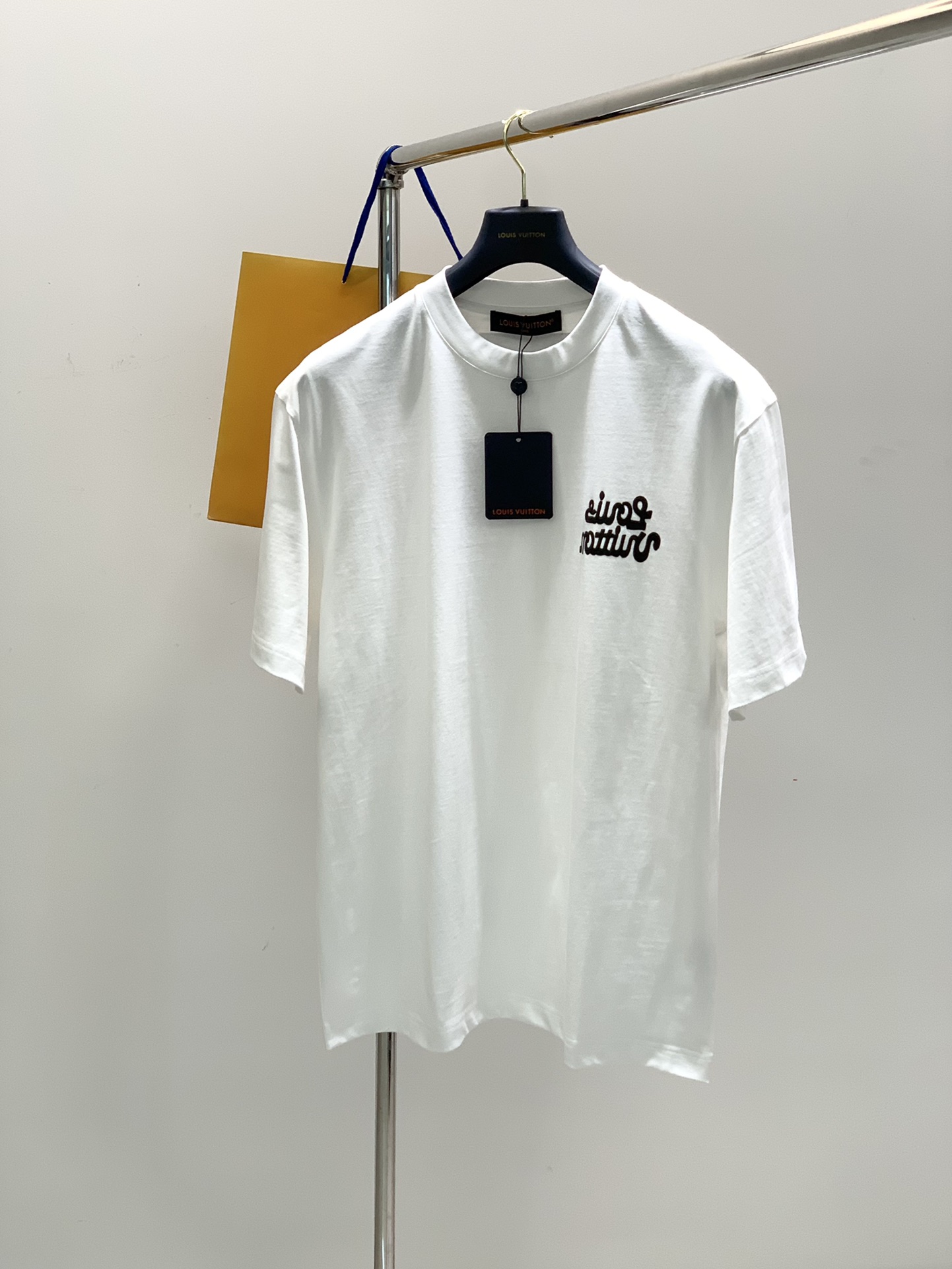 NO:140993,,LouisVuitton, the latest summer model, available at the counter at the same time, original singles, fashionable and casual round neck short-sleeved T-shirt, very distinctive on the upper body!  Eye-catching and highlighted, imported original fabric, top-level printing craft letter pattern decorative logo, simple but not lacking in fashion, classic and atmospheric, comfortable and breathable, handsome and stylish on the upper body, 2 colors recommended, code number M-3XL,, louis vuitton, louis vuitton, T-shirt,tees, t-shirt,alexander wang19860909,LouisVuitton 路易威登,夏季最新款,专柜同步有售,原单狠货,时尚休闲圆领短袖T恤,上身很有特点！吸睛而有亮点,进口原版面料,顶级印花工艺字母图案装饰Logo,简单而不失时尚,经典大气,舒适透气,上身帅气有型,2色推荐,码数M-3XL,,louis vuitton,louis vuitton,T-shirt,tees，t-shirt,alexander wang,Men's clothing