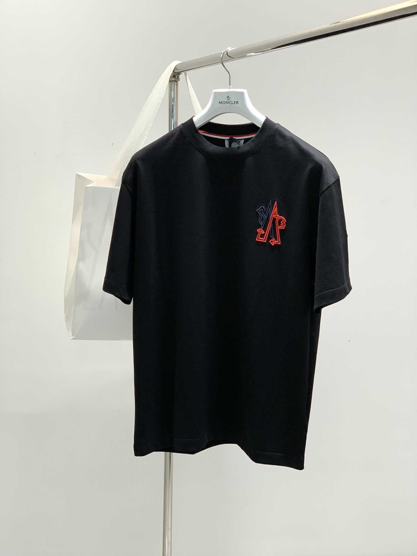 NO:140994,,Moncler cover, the latest summer product, available at the counter at the same time, original single ruthless goods, fashionable and casual round neck short-sleeved T-shirt, comfortable upper body!  Eye-catching and highlighted, using imported original fabric, top-grade embroidery craft letter pattern logo, simple but not lacking in fashion, fashionable and handsome upper body, 2 colors recommended, code number M-3Xl, christian louboutin, Moncler, T-shirt, tees, t-shirt, alexander wang19860909,Moncler 蒙口,夏季最新品,专柜同步有售,原单狠货,时尚休闲圆领短袖T恤,上身舒适！吸睛而有亮点,采用进口原版面料,顶级刺绣工艺字母图案logo,简单而不失时尚,上身时尚帅气,2色推荐,码数M-3Xl,,christian louboutin,Moncler,T-shirt,tees，t-shirt,alexander wang,Men's clothing