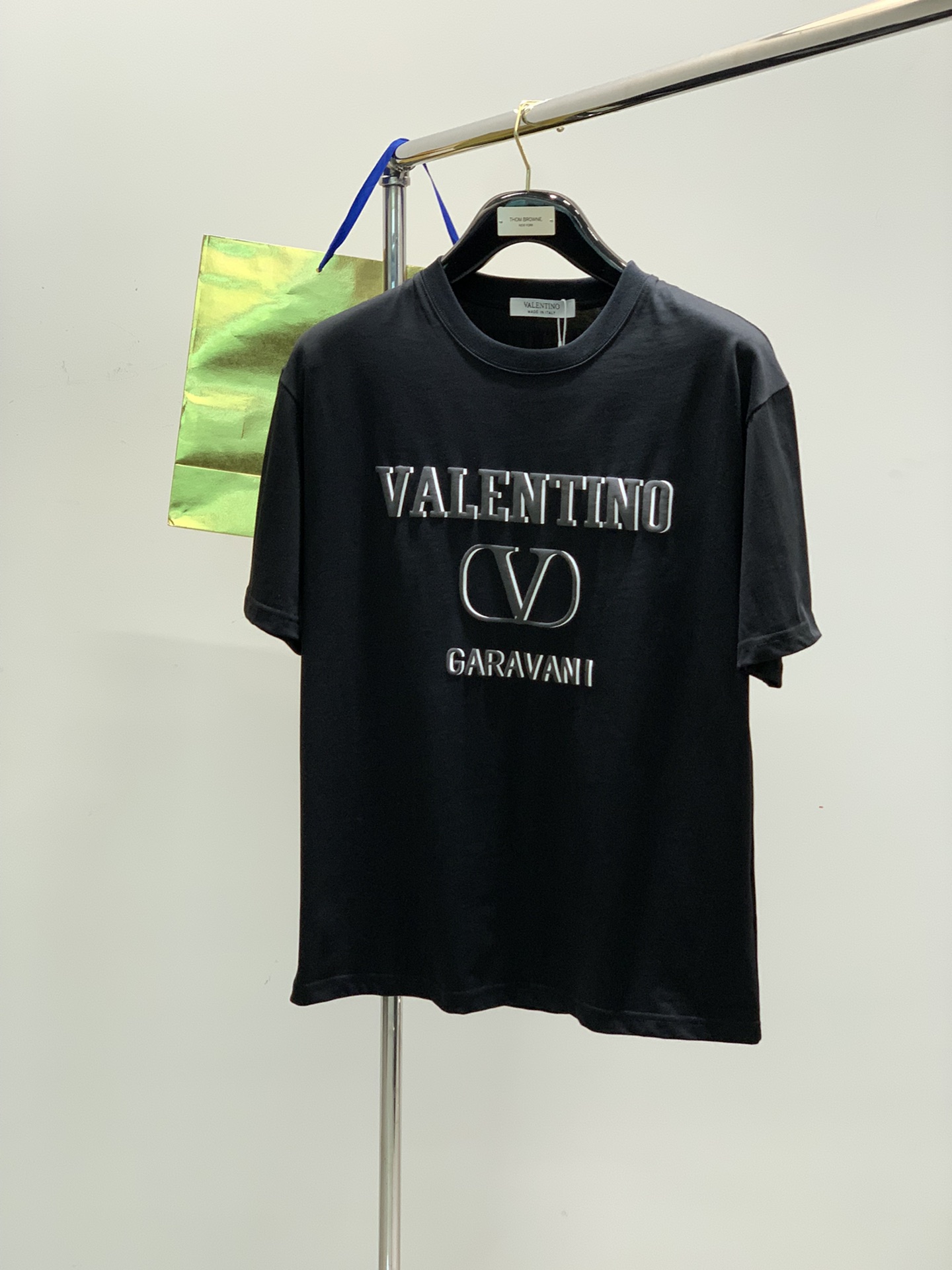 NO:140988,,Valentino Valentino, new summer products, fashionable and casual round neck short-sleeved T-shirts, available at the counter, original singles, imported original fabrics, top-grade printing craft letter pattern decoration logo, must-have for trendy people, extremely high grade, exquisite craftsmanship, handsome upper body, fashionable and handsome, 2 colors recommendation, code number M-3XL, valentino, valentino, T-shirt, tees, t-shirt, alexander wang19860909,Valentino 华伦天奴,夏季新品,时尚休闲圆领短袖T恤,专柜同步有售,原单狠货,进口原版面料,顶级印花工艺字母图案装饰logo,潮人必备,档次极高,工艺精湛,上身帅时尚帅气,2色推荐,码数M-3XL,,valentino,valentino,T-shirt,tees，t-shirt,alexander wang,Men's clothing