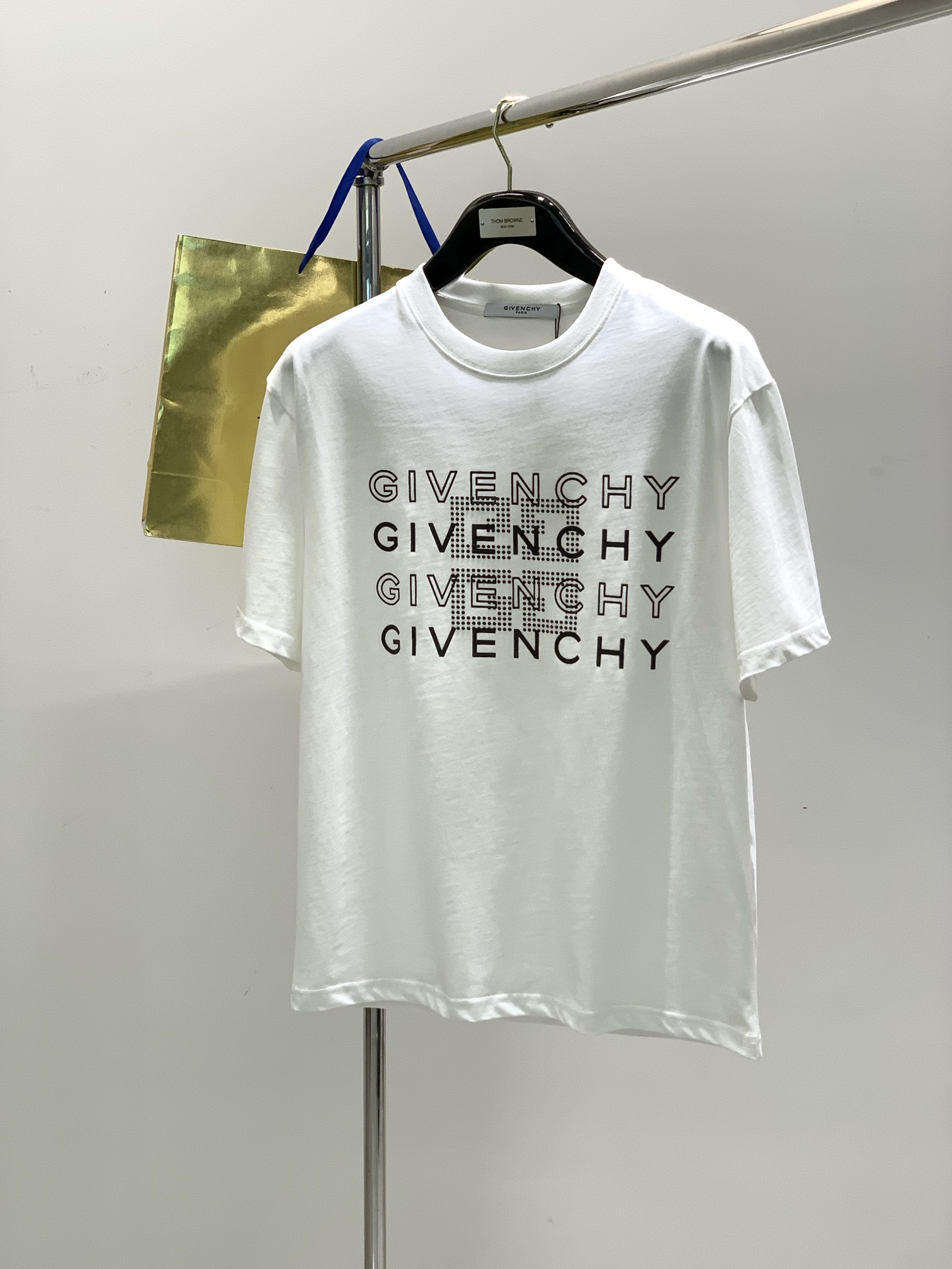 NO:140997,,Givenchy Givenchy, the latest summer products, special counters are available at the same time, original singles, fashionable and casual round neck short-sleeved T-shirt, imported original fabric, top-grade printing craft letter pattern decoration logo, extremely high grade, comfortable and versatile, handsome and stylish on the upper body, 2 colors recommended, code number M-3XL,,givenchy,givenchy,T-shirt,tees,t-shirt,alexander wang19860909,Givenchy 纪梵希,夏季最新品,专柜同步有售,原单狠货,时尚休闲圆领短袖T恤,进口原版面料,顶级印花工艺字母图案装饰logo,档次极高,舒适百搭,上身帅气有型,2色推荐,码数M-3XL,,givenchy,givenchy,T-shirt,tees，t-shirt,alexander wang,Men's clothing