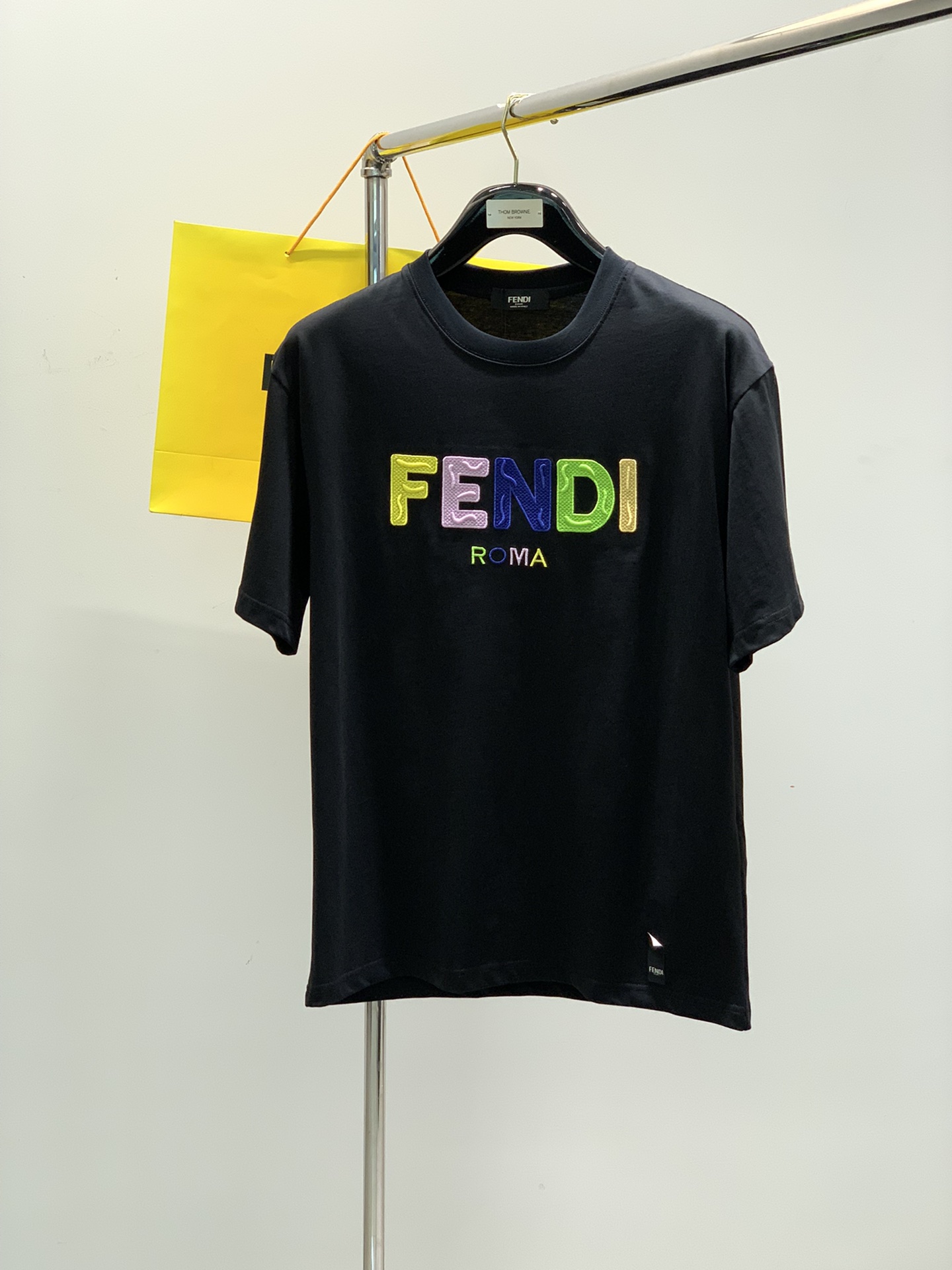 NO:141014,,FENDI Fendi, the latest summer products in 2025, special counters are available at the same time, original singles, casual and fashionable round neck short-sleeved T-shirt, imported original fabric, top-grade embroidery craft letter pattern logo, unique design, comfortable and breathable upper body, extremely high grade, handsome upper body, 2 colors recommendation, code number M-3XL,,fendi,fendi,T-shirt,tees,t-shirt,alexander wang19860909,FENDI 芬迪,2025夏季最新品,专柜同步有售,原单狠货,休闲时尚圆领短袖T恤,进口原版面料,顶级刺绣工艺字母图案logo,独特设计,上身舒适透气,档次极高,上身帅气十足,2色推荐,码数M-3XL,,fendi,fendi,T-shirt,tees，t-shirt,alexander wang,Men's clothing