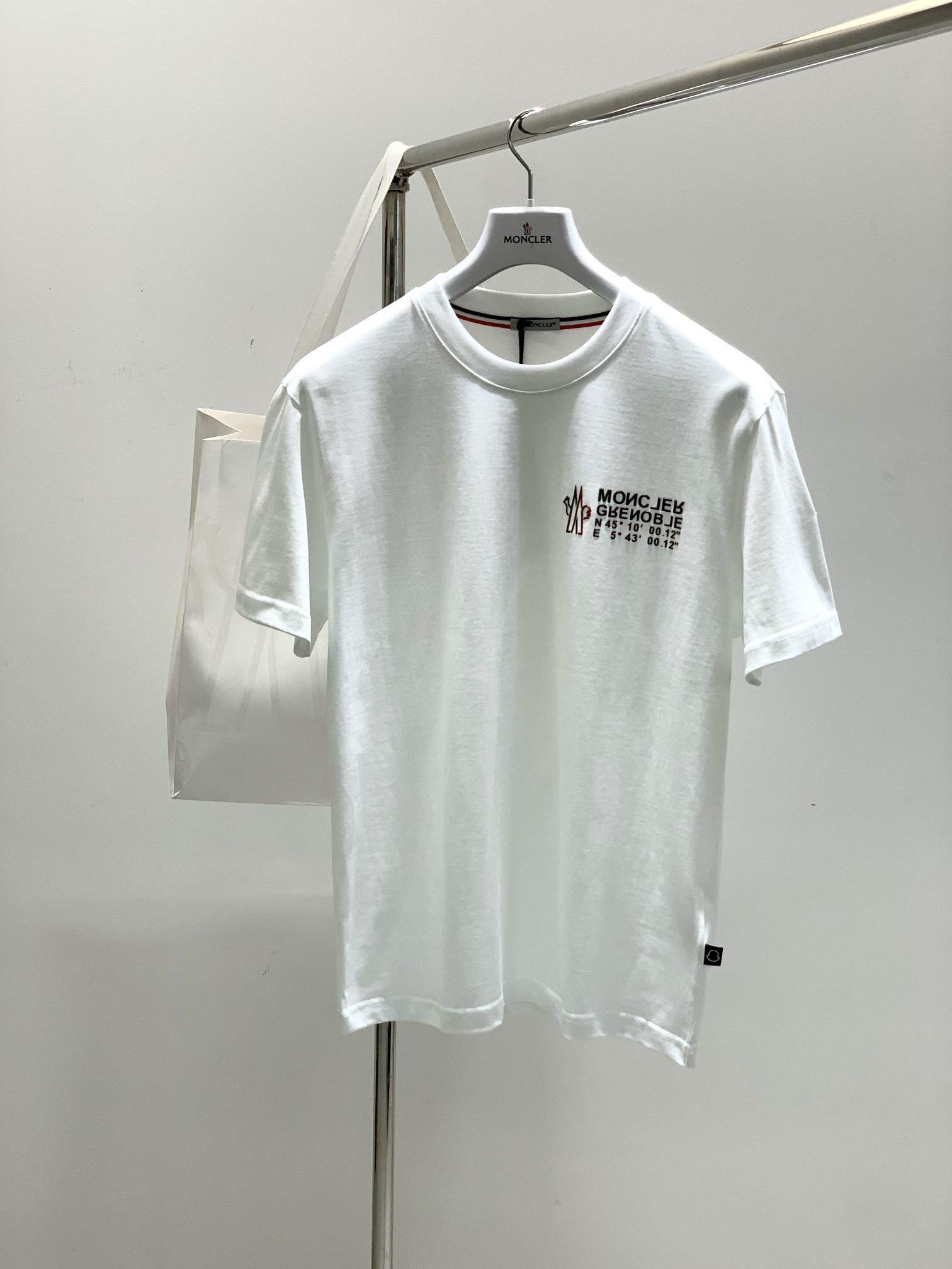 NO:140991,,Moncler cover, the latest summer product, available at the counter at the same time, original single ruthless goods, fashionable and casual round neck short-sleeved T-shirt, comfortable upper body!  Eye-catching and highlighted, using imported original fabric, top-grade printed glue embroidery craft letter pattern logo, simple but not lacking in fashion, fashionable and handsome on the upper body, 2 colors recommended, code number M-4Xl, christian louboutin, Moncler, T-shirt, tees, t-shirt, alexander wang19860909,Moncler 蒙口,夏季最新品,专柜同步有售,原单狠货,时尚休闲圆领短袖T恤,上身舒适！吸睛而有亮点,采用进口原版面料,顶级印胶刺绣工艺字母图案logo,简单而不失时尚,上身时尚帅气,2色推荐,码数M-4Xl,,christian louboutin,Moncler,T-shirt,tees，t-shirt,alexander wang,Men's clothing