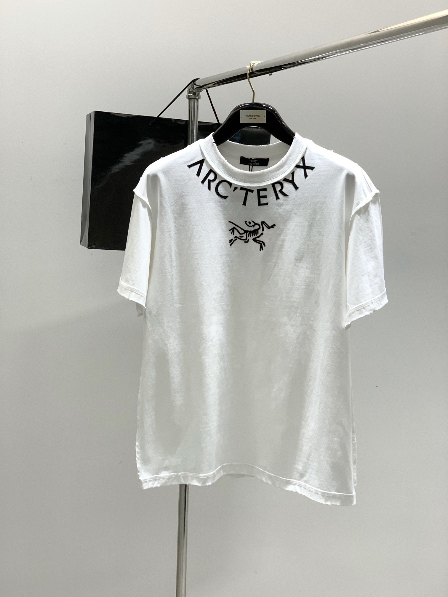 NO:140979,,ARCTERYX Archaeopteryx, new summer AW products, fashionable and casual round neck short-sleeved T-shirts, available at the same time for counters, original singles, imported original fabrics, extremely complex craftsmanship, fairly elegant and fashionable visuals, noble and elegant, from the main fabric to the detailed craftsmanship, showing the ingenuity of fashion, 2 colors recommended codes S-2XL, arc'teryx, T-shirt,tees, t-shirt, alexander wang19860909,ARCTERYX 始祖鸟,夏季AW新品,时尚休闲圆领短袖T恤,专柜同步有售,原单狠货,进口原版面料,工艺极度复杂,视觉相当雅致时髦,高贵而优雅,从主体面料到细节工艺,彰显时装的匠心所在,2色推荐码数S-2XL,arc'teryx,T-shirt,tees，t-shirt,alexander wang,Men's clothing