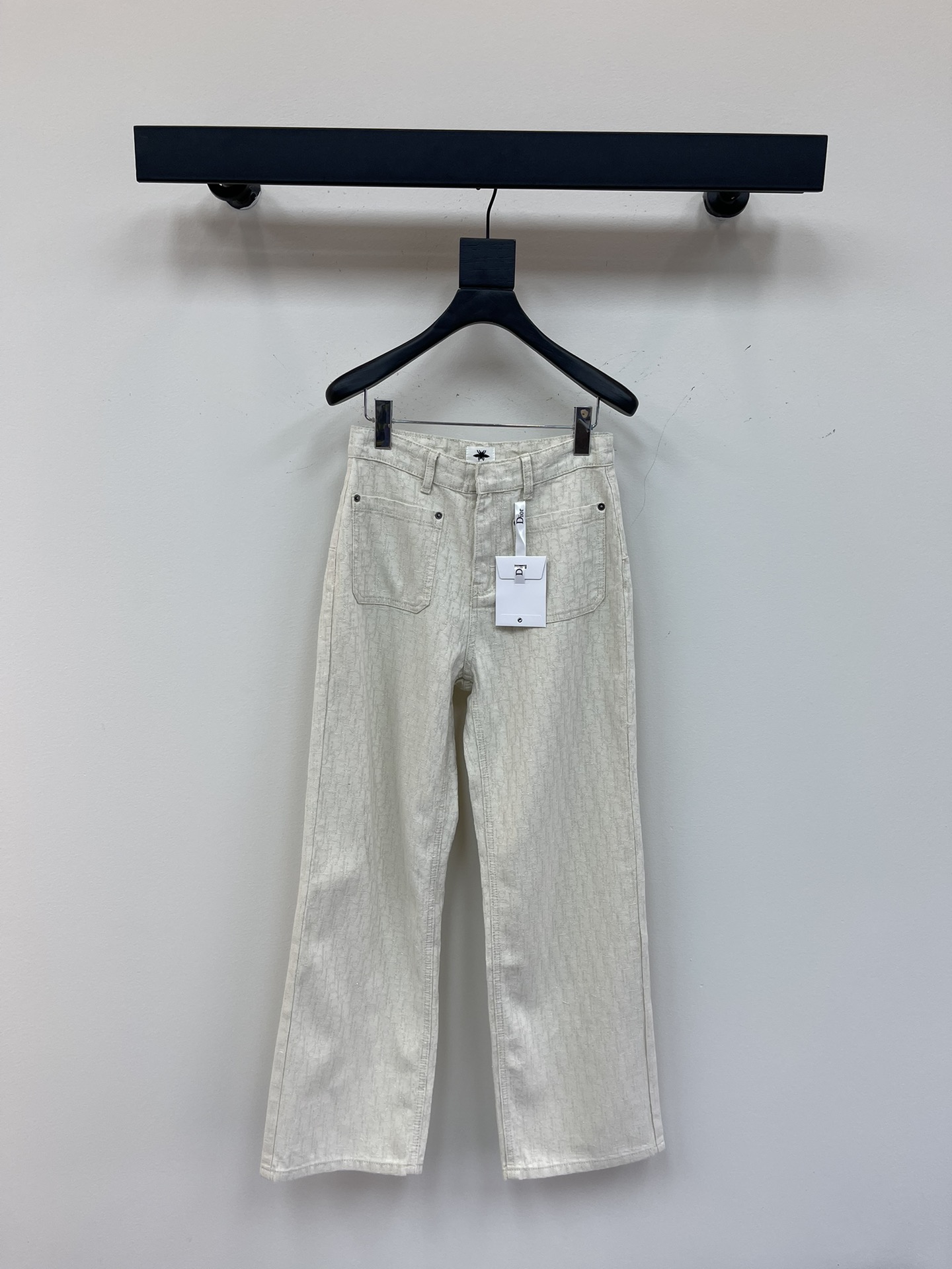 NO:331332,Dio* off-white full-print dark-print straight-leg trousers are made of imported denim cotton fabric. The fabric is delicate, soft and comfortable. The soft and comfortable touch. The upper body is really comfortable. The sparkling and golden silk thread is very bulking. Customized yb three-standard hardware accessories. The design style is not picky. Any body shape can be controlled ~ SML,,dior,alexander wang19860909Dio*米白色满印暗纹直筒长裤 用进口牛仔棉面料 面料细腻柔软舒适 柔软舒适的触感 上身真的巨舒服 闪闪散发金色丝线 很buligbuling 定制yb三标五金配件 设计版型不挑人 任何身形都可以驾驭 ~ SML,,dior,alexander wang,Women's clothing