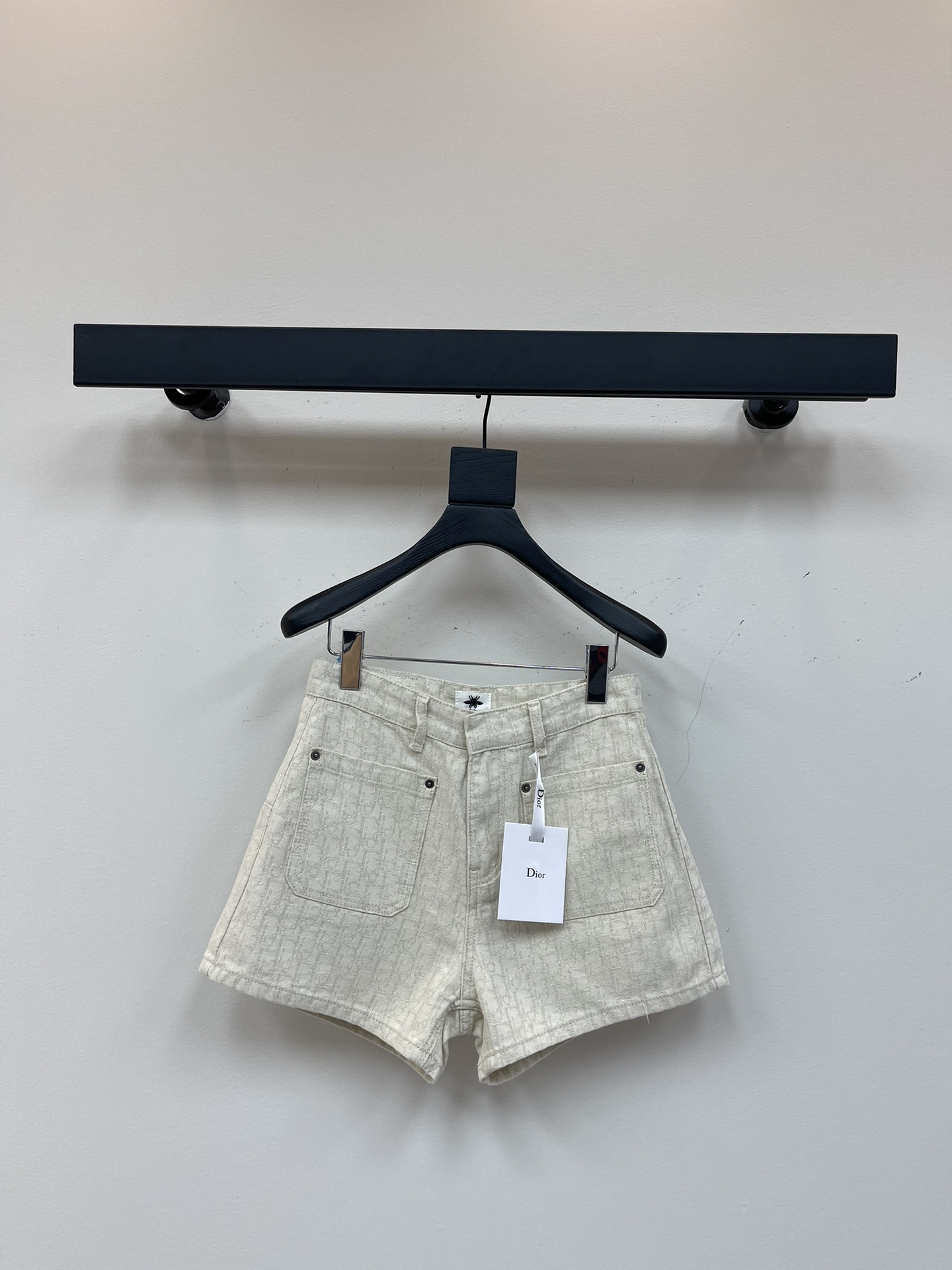 NO:331334,Dio* off-white full-print dark pattern shorts are made of imported denim cotton fabric. The fabric is delicate, soft and comfortable. The soft and comfortable touch. The upper body is really comfortable. The sparkling and golden silk thread is very bulking. Customized yb three-standard hardware accessories. The design style is not picky. Any body shape can be controlled ~ SML,,dior, shorts,alexander wang19860909Dio*米白色满印暗纹短裤 用进口牛仔棉面料 面料细腻柔软舒适 柔软舒适的触感 上身真的巨舒服 闪闪散发金色丝线 很buligbuling 定制yb三标五金配件 设计版型不挑人 任何身形都可以驾驭 ~ SML,,dior,shorts,alexander wang,Women's clothing