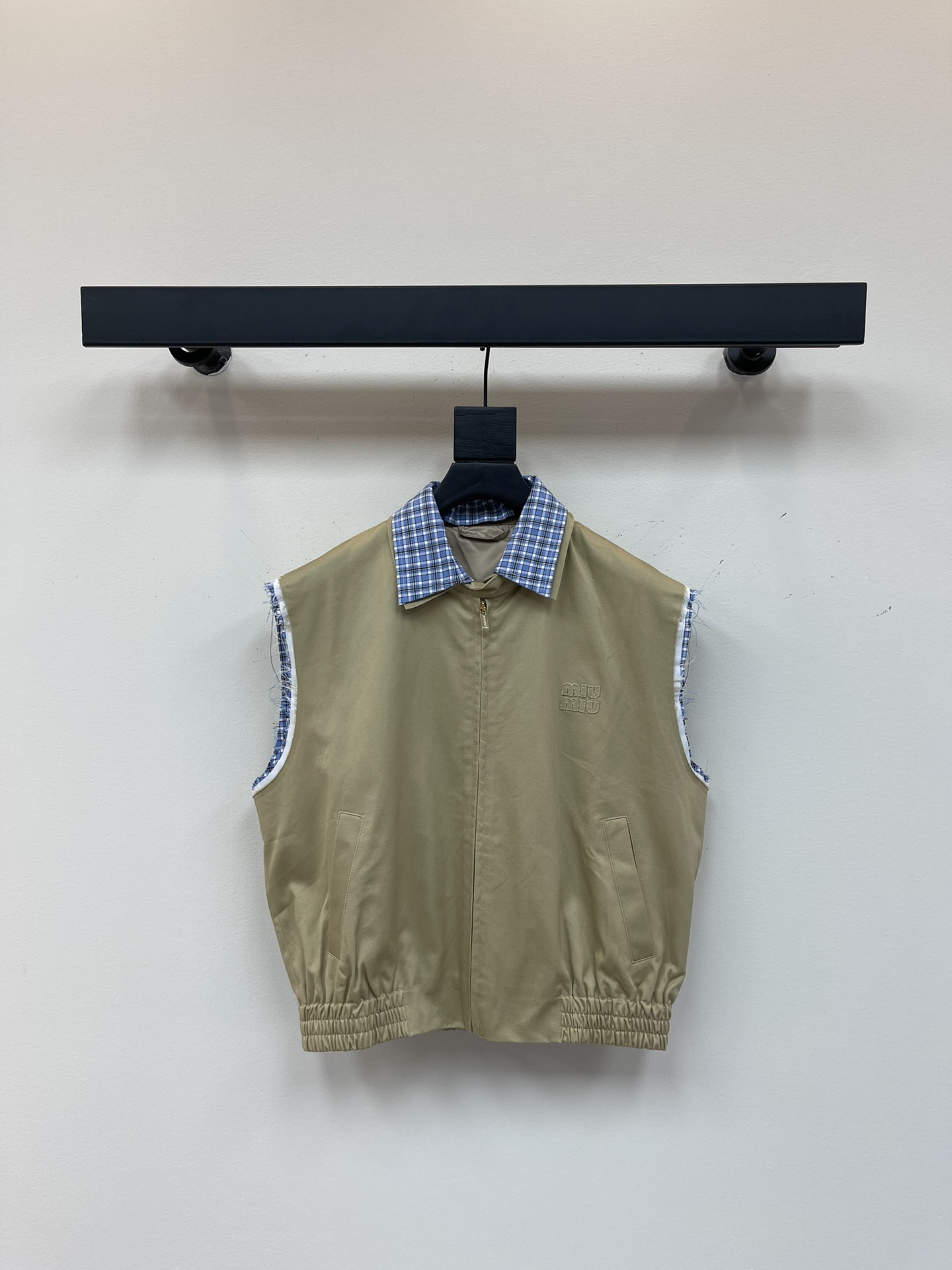 NO:331326,Miumi*25 spring and summer new khaki series fake two-piece contrasting plaid lace sleeveless vest. Small loose straight-tube style, not picky about body shape, reduce age, can be sweet or salty, and it is a sweet and cool girl when she goes out. It is recommended to wear it in a set. SML, miumiu, alexander wang19860909Miumi*25春夏新款卡其色系列假两件撞色格子毛边无袖马甲.小宽松直筒版型 不挑身材,炸街减龄,可甜可盐的同系列搭配.穿出门就是甜酷女孩,建议成套搭.SML,,miumiu,alexander wang,Women's clothing