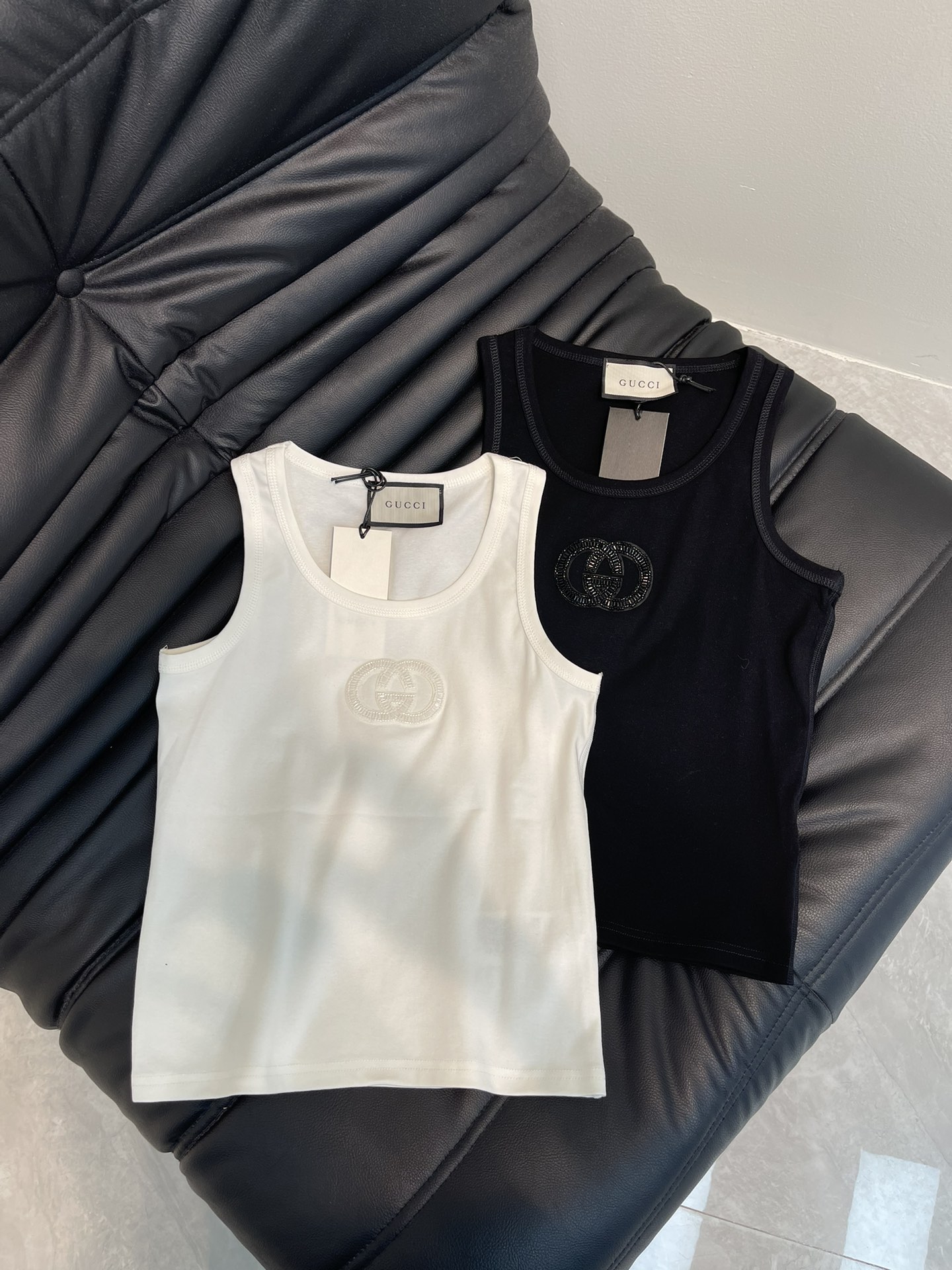 NO:331325,Gucc*25 Spring and Summer New Double G Handmade Beaded Vest!  Imported pure cotton fabric, the classic style is versatile and not picky, and the upper body is very beautiful!  SML, gucci,alexander wang19860909Gucc*25春夏新款双G手工钉珠背心！进口纯棉面料,经典版型百搭不挑人,上身非常漂亮！SML,,gucci,alexander wang,Women's clothing