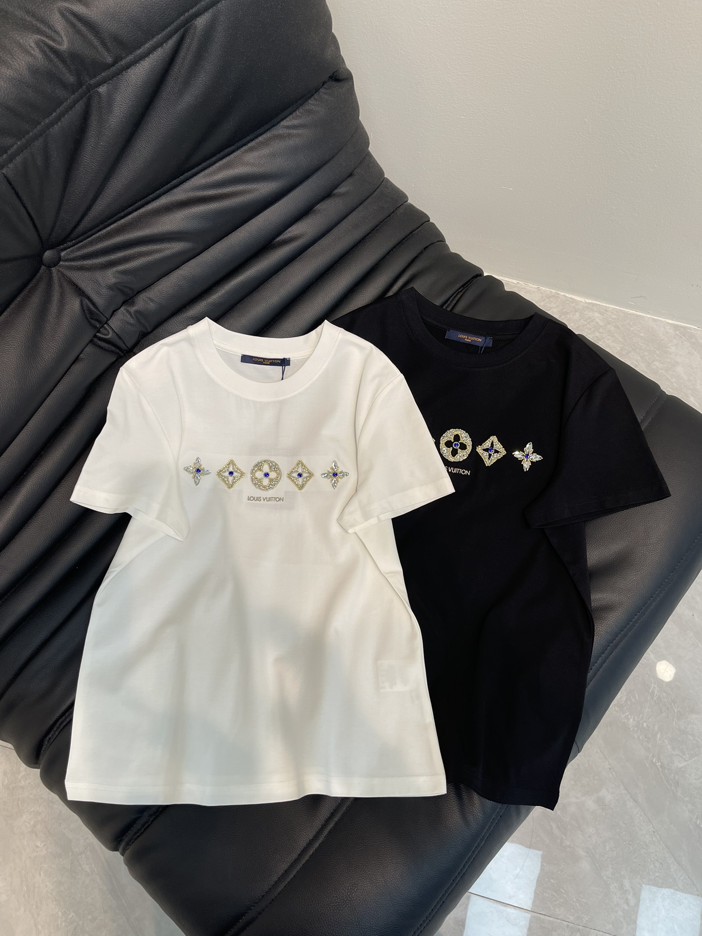 NO:331316,Louis Vuitto*25 spring and summer new heavy industry bead embroidered logo short-sleeved T-shirt. It uses mercerized cotton fabric with soft and delicate texture, simple and versatile, and reduces age-reducing temperament!  The body shape is comfortable and beautiful!  Very suitable for summer wear.S-XXL, louis vuitton,T-shirt,tees,t-shirt,alexander wang19860909Louis Vuitto*25春夏新款重工钉珠刺绣logo短袖T恤.采用丝光棉面料质感柔软细腻,简约百搭,减龄气质！版型修身上身效果舒适好看！非常适合夏日穿着.S-XXL,,louis vuitton,T-shirt,tees，t-shirt,alexander wang,Women's clothing