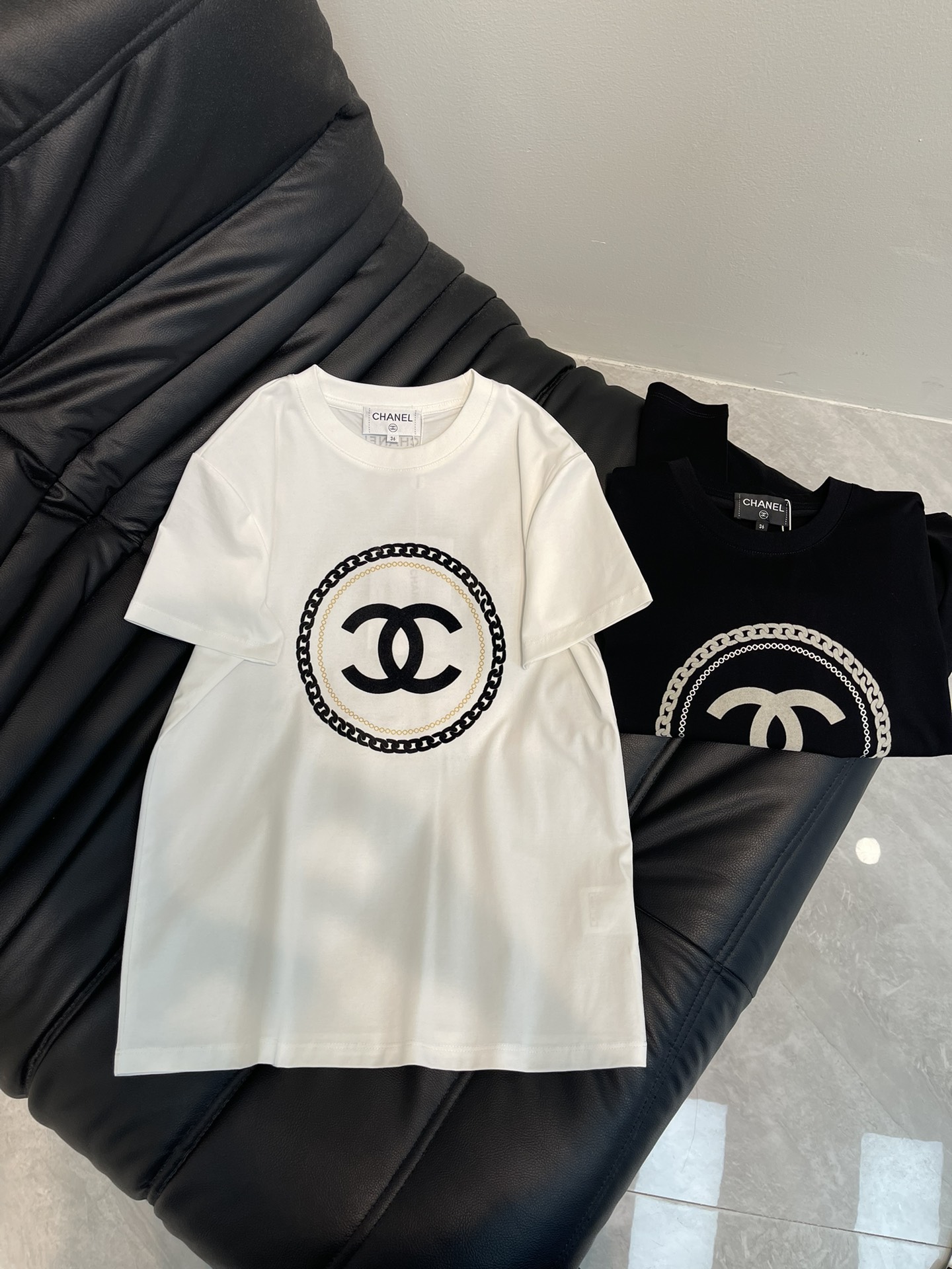 NO:331307,Chane*25 spring and summer new flocked printed logo short-sleeved T-shirt custom YB mercerated cotton material breathable and comfortable, full texture. Regular short-sleeved T-shirt cut highlights the brand style. Made of gram-weight pure cotton, slightly elastic, and gives a slim visual effect. Double black and gold color chains on the chest are combined into the outer ring shape. The double C logo in the middle is wrapped. The upper body is versatile and high-end. Show high-end style. The inner wear is brilliant and fashionable. SML, chanel, T-shirt,tees, t-shirt,alexander wang19860909Chane*25春夏新款植绒印花徽标短袖T恤 定制YB丝光全棉材质 透气舒适 质感十足 常规短袖T恤裁剪 凸显品牌格调 采用克重纯棉制成 略带有弹力 呈现显瘦视觉效果 胸前双重黑金配色链条组合成外圈造型 包裹中间双C徽标 上身百搭高级 彰显高级格调 单穿内搭都出彩时髦 SML,,chanel,T-shirt,tees，t-shirt,alexander wang,Women's clothing