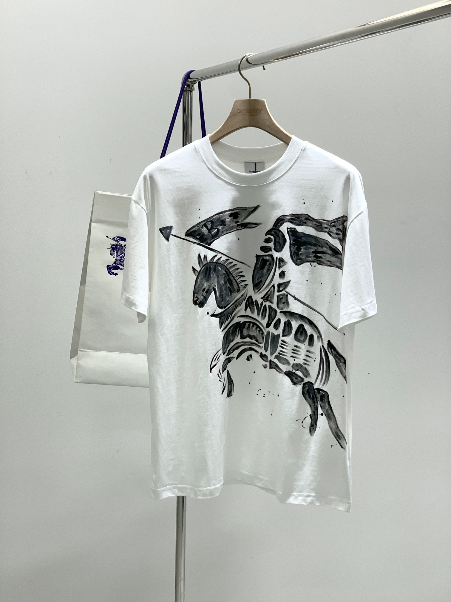 NO:154263,,Burberry Burberry, the latest summer products in 2025, available at the counter at the same time, original singles, fashionable and casual round neck short-sleeved T-shirt, imported original fabric, comfortable and breathable upper body, top printing craft letter pattern decoration logo, extremely high grade, comfortable and versatile, top body handsome, 2 colors recommended, S-2XL, burberry, burberry, T-shirt, tees, t-shirt, alexander wang19860909,Burberry 巴宝莉,2025夏季最新品,专柜同步有售,原单狠货,时尚休闲圆领短袖T恤,进口原版面料,上身舒适透气,顶级印花工艺字母图案装饰logo,档次极高,舒适百搭,上身帅气十足,2色推荐,码数S-2XL,,burberry,burberry,T-shirt,tees，t-shirt,alexander wang,Men's clothing