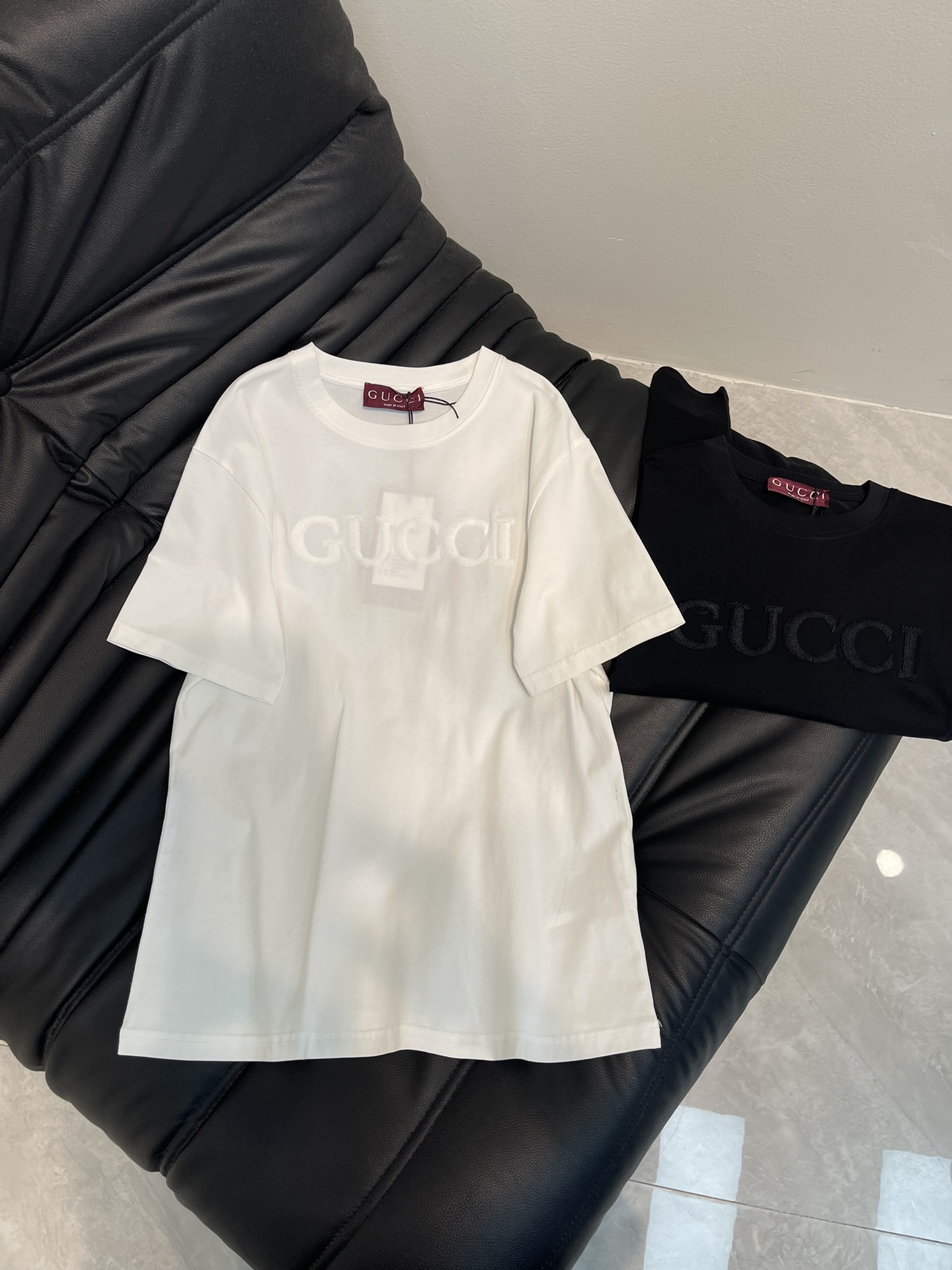 NO:331304,Gucc*25 spring and summer new round neck three-dimensional logo short-sleeved T-shirt Customized YB native cotton material breathable and comfortable, full texture. Regular T-shirt cutting highlights the brand style. Made of gram-weight pure cotton. Washing process. Delayed and washable, not easy to deform. Slightly elastic. It presents a slim visual effect. Three-dimensional letter logo on the chest. Simple and versatile basic style. High-end upper body. Shows high-end style. The inner wear is brilliant and fashionable. SML, gucci, T-shirt,tees, t-shirt,alexander wang19860909Gucc*25春夏新款圆领立体徽标短袖T恤 定制YB原生全棉材质 透气舒适 质感十足 常规T恤裁剪 凸显品牌格调 采用克重纯棉制成 经过水洗工艺处理 耐穿耐洗不易变形 略带有弹力 呈现显瘦视觉效果 胸前立体字母徽标 简单百搭基础款 上身高级 彰显高级格调 单穿内搭都出彩时髦 SML,,gucci,T-shirt,tees，t-shirt,alexander wang,Women's clothing