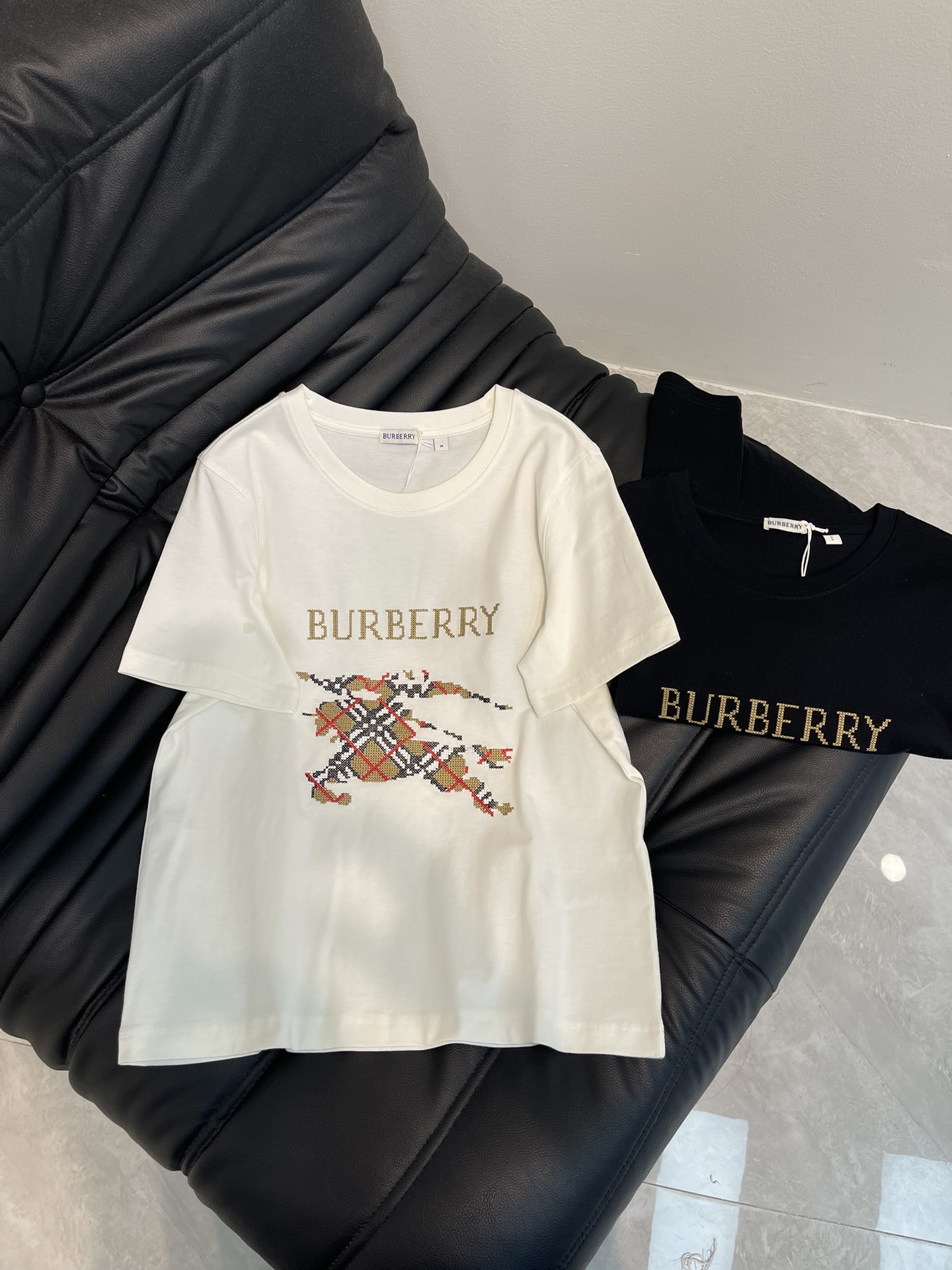 NO:331324,Burr*25 limited series new embroidered short-sleeved T-shirt, exquisite regular version, and huge slim upper body!  Customized latest contrasting embroidery, low-key and luxurious!  A must-have item for fashionable things unlocks all outfits!  Determine the quality of my home!  Classic items are fashionable and high-end, and the classic style is versatile and not picky!  SML, burberry, T-shirt,tees, t-shirt,alexander wang19860909Burr*25限定系列新品刺绣短袖T恤 精致常规版型上身巨显瘦！ 定制最新撞色刺绣 低调奢华！ 时髦精必备单品解锁所有穿搭！ 认准我家品质！经典单品时髦又高级 经典版型百搭不挑人！ SML,,burberry,T-shirt,tees，t-shirt,alexander wang,Women's clothing