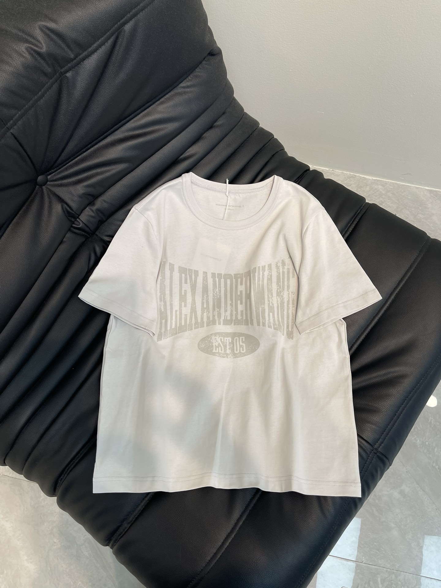 NO:331298,Alex*Wang King's new round neck short-sleeved T-shirt in spring and summer, customized YB cotton material, breathable and comfortable, threaded patchwork pattern in the same color, full texture, regular style cutting, exquisite old printing highlights the brand's style, loose style, slimming visual effect, classic color matching creates a personal style, full of creativity, brand high-end design sense, single wear, inner wear is brilliant and fashionable, customized surface accessories, high-version SML, alexander wang, T-shirt,tees, t-shirt,alexander wang19860909Alex*Wang大王25春夏新品圆领短袖T恤 定制YB棉材质 透气舒适 同色系螺纹拼接图案 质感十足 常规版型裁剪 精致做旧印花凸显品牌格调宽松版型显瘦视觉效果 经典配色打造个性风格 充满创意 品牌高级设计感拉满 单穿内搭都出彩时髦 定制面辅料 高版本 SML,,alexander wang,T-shirt,tees，t-shirt,alexander wang,Women's clothing