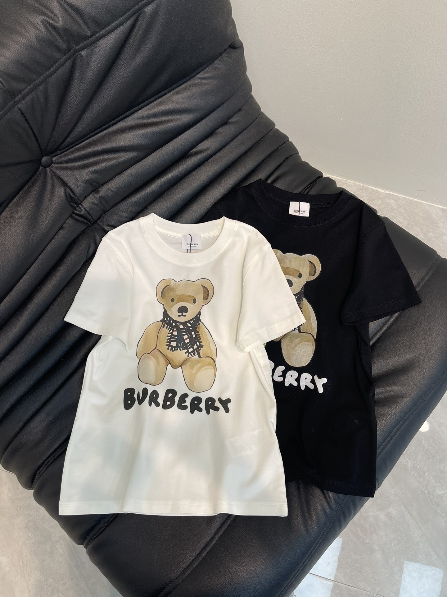 NO:331313,Burberr*25 spring and summer new bear letter printed short-sleeved T-shirt. Imported mercerated cotton fabric, the classic style is versatile and not picky, and the upper body is very beautiful!  SML, burberry, T-shirt,tees, t-shirt,alexander wang19860909Burberr*25春夏新款小熊字母印花短袖T恤.进口丝光棉面料,经典版型百搭不挑人,上身非常漂亮！SML,,burberry,T-shirt,tees，t-shirt,alexander wang,Women's clothing