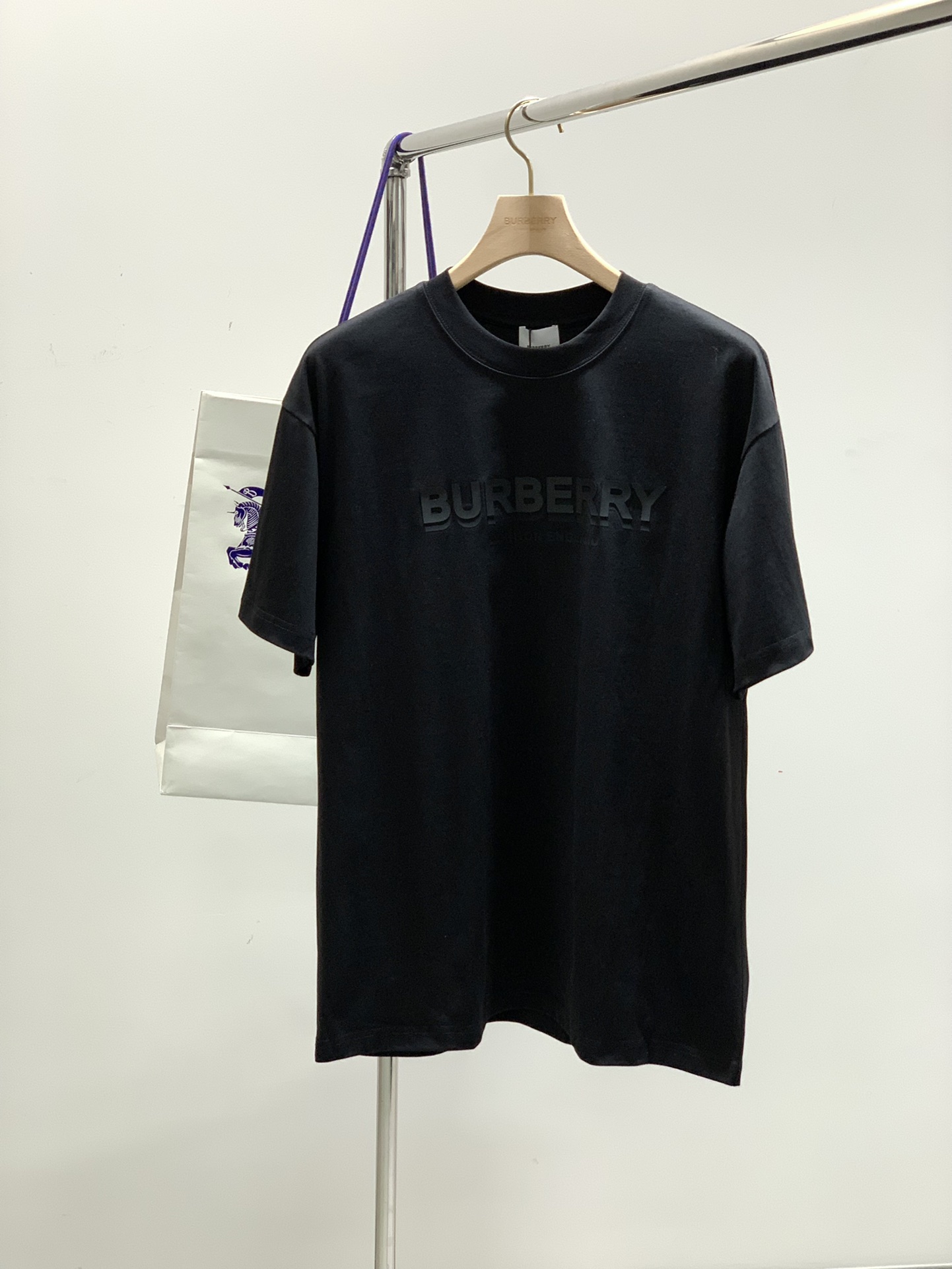 NO:141006,,Burberry Burberry, the latest summer products, available at the counter at the same time, original singles, fashionable and casual round neck short-sleeved T-shirt, imported original fabric, comfortable and breathable upper body, top-grade printing craft letter pattern decoration logo, extremely high grade, comfortable and versatile, top-body handsome, 2 colors recommended, S-2XL, ,burberry, burberry, T-shirt,tees, t-shirt,alexander wang19860909,Burberry 巴宝莉,夏季最新品,专柜同步有售,原单狠货,时尚休闲圆领短袖T恤,进口原版面料,上身舒适透气,顶级印花工艺字母图案装饰logo,档次极高,舒适百搭,上身帅气十足,2色推荐,码数S-2XL,,burberry,burberry,T-shirt,tees，t-shirt,alexander wang,Men's clothing