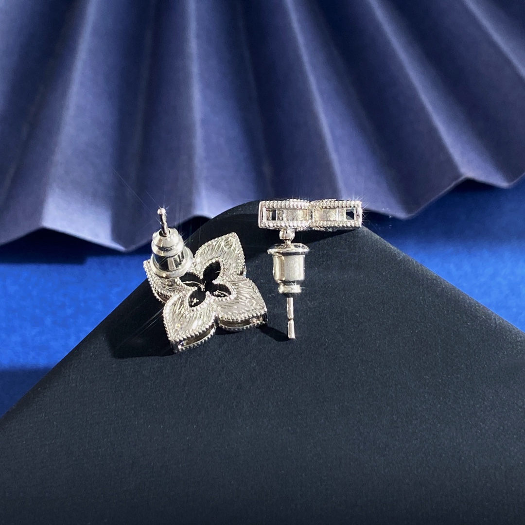 Boucles d'oreilles Roberto Coin Venetian Princess Or blanc 18 carats avec accents de diamants Diamètre de tige de 15 mm