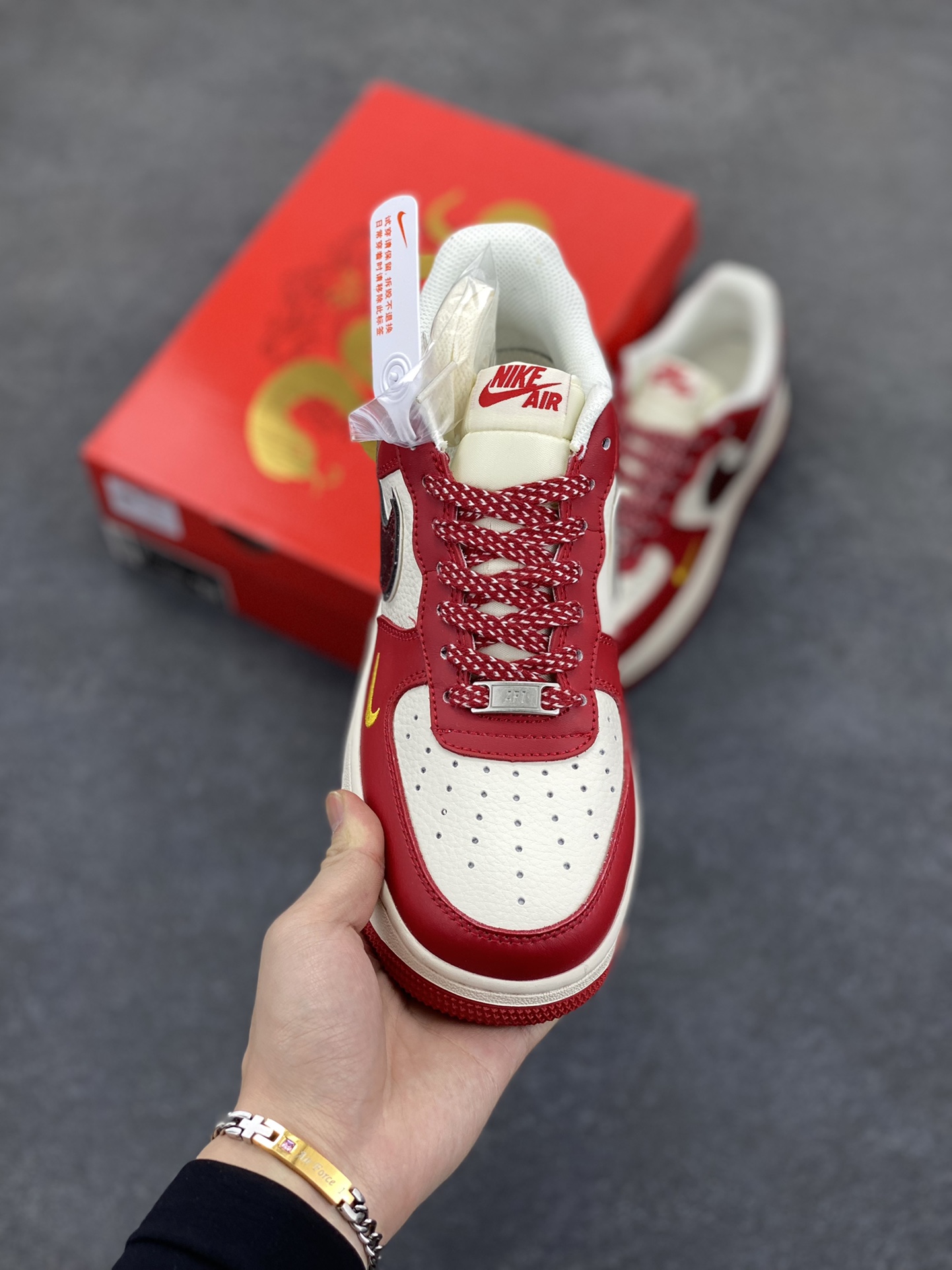 图片[2]-Nike Air Force 1 Low 07 白红金小钩满天星 喜庆 福 囍 印字 低帮休闲运动板鞋 原楦头原纸板 打造纯正低帮空军版型 专注外贸渠道 全掌内置蜂窝气垫 原盒配件 原厂中底钢印、拉帮完美 货号：QY6818-602 尺码：36 36.5 37.5 38 38.5 39 40 40.5 41 42 42.5 43 44 44.5 45-选品中心