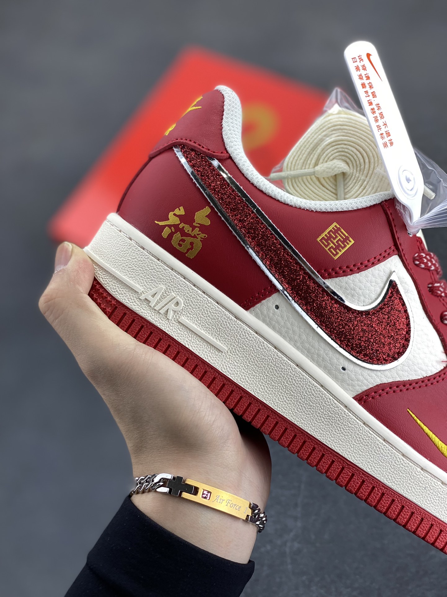 图片[6]-Nike Air Force 1 Low 07 白红金小钩满天星 喜庆 福 囍 印字 低帮休闲运动板鞋 原楦头原纸板 打造纯正低帮空军版型 专注外贸渠道 全掌内置蜂窝气垫 原盒配件 原厂中底钢印、拉帮完美 货号：QY6818-602 尺码：36 36.5 37.5 38 38.5 39 40 40.5 41 42 42.5 43 44 44.5 45-选品中心