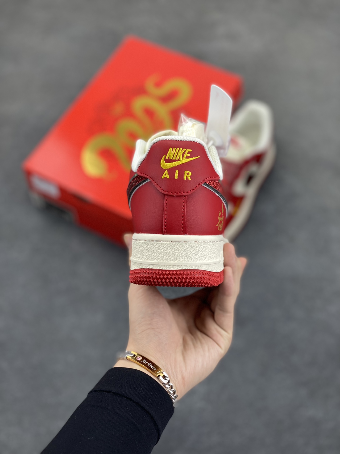 图片[4]-Nike Air Force 1 Low 07 白红金小钩满天星 喜庆 福 囍 印字 低帮休闲运动板鞋 原楦头原纸板 打造纯正低帮空军版型 专注外贸渠道 全掌内置蜂窝气垫 原盒配件 原厂中底钢印、拉帮完美 货号：QY6818-602 尺码：36 36.5 37.5 38 38.5 39 40 40.5 41 42 42.5 43 44 44.5 45-选品中心
