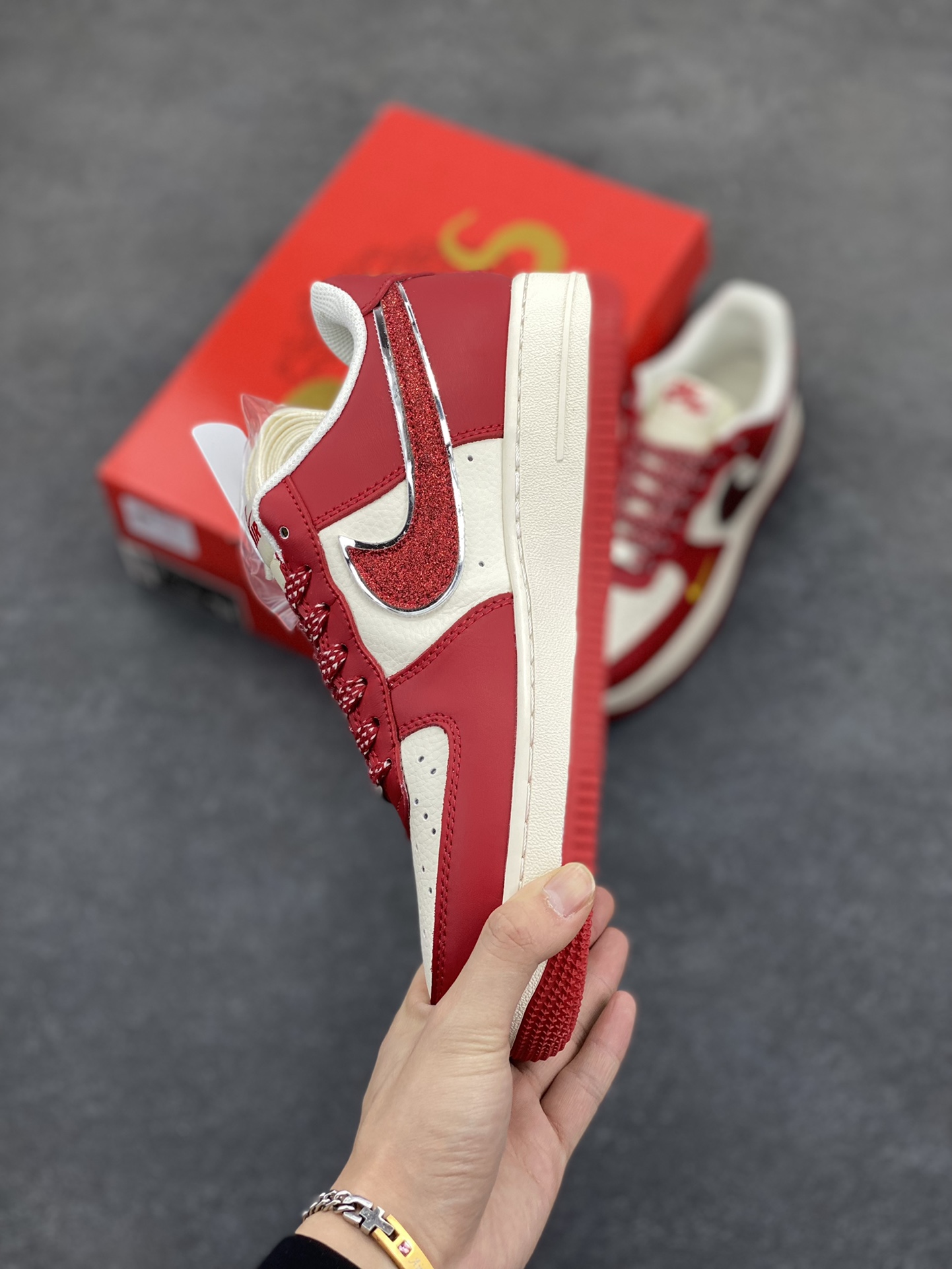 图片[3]-Nike Air Force 1 Low 07 白红金小钩满天星 喜庆 福 囍 印字 低帮休闲运动板鞋 原楦头原纸板 打造纯正低帮空军版型 专注外贸渠道 全掌内置蜂窝气垫 原盒配件 原厂中底钢印、拉帮完美 货号：QY6818-602 尺码：36 36.5 37.5 38 38.5 39 40 40.5 41 42 42.5 43 44 44.5 45-选品中心