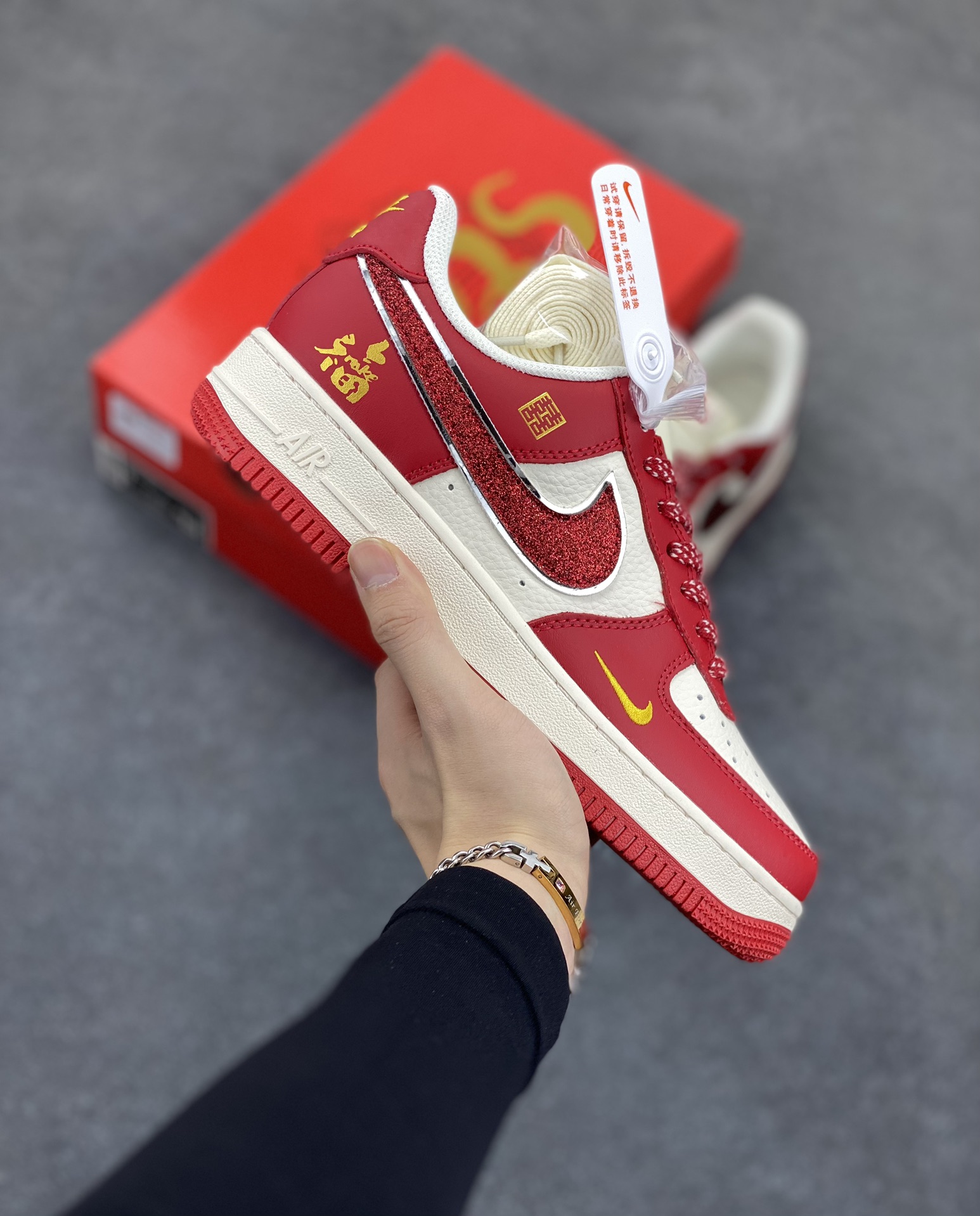 Nike Air Force 1 Low 07 白红金小钩满天星 喜庆 福 囍 印字 低帮休闲运动板鞋 原楦头原纸板 打造纯正低帮空军版型 专注外贸渠道 全掌内置蜂窝气垫 原盒配件 原厂中底钢印、拉帮完美 货号:QY6818-602 尺码:36 36.5 37.5 38 38.5 39 40 40.5 41 42 42.5 43 44 44.5 45-选品中心