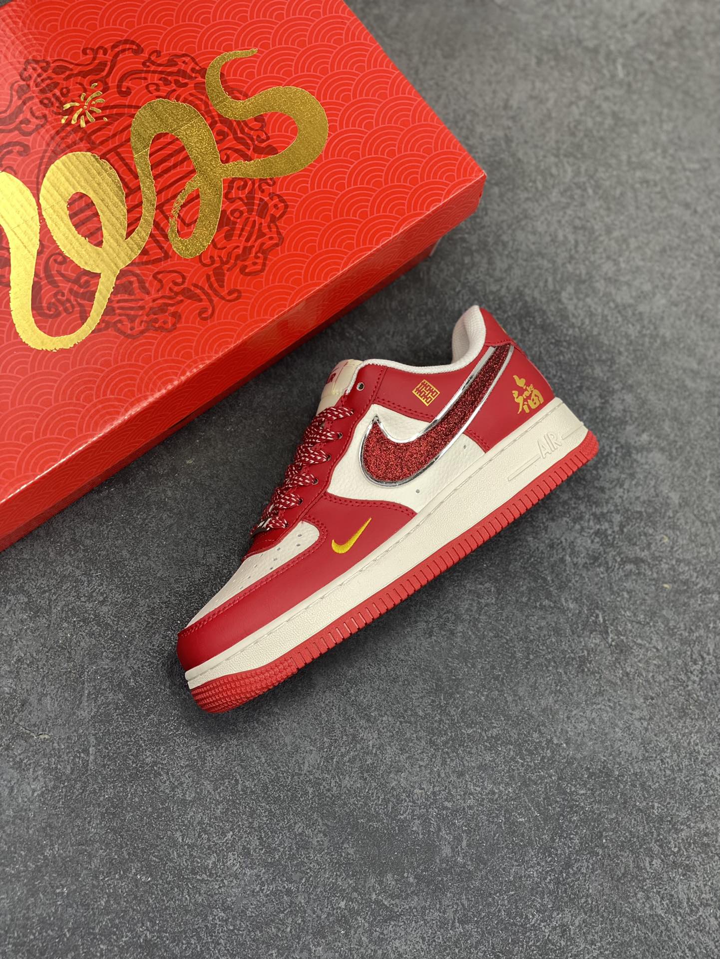 图片[7]-Nike Air Force 1 Low 07 白红金小钩满天星 喜庆 福 囍 印字 低帮休闲运动板鞋 原楦头原纸板 打造纯正低帮空军版型 专注外贸渠道 全掌内置蜂窝气垫 原盒配件 原厂中底钢印、拉帮完美 货号：QY6818-602 尺码：36 36.5 37.5 38 38.5 39 40 40.5 41 42 42.5 43 44 44.5 45-选品中心