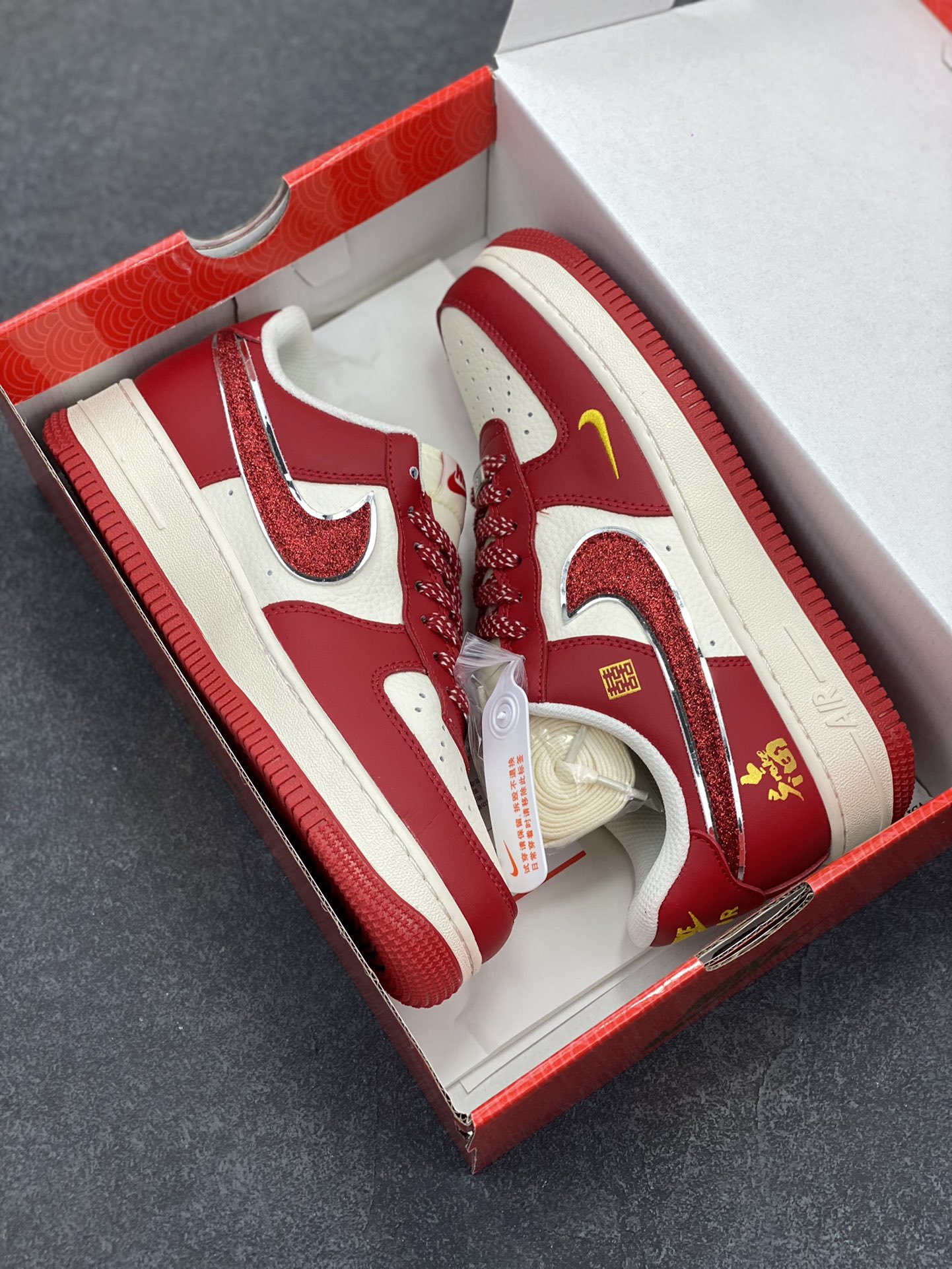 图片[9]-Nike Air Force 1 Low 07 白红金小钩满天星 喜庆 福 囍 印字 低帮休闲运动板鞋 原楦头原纸板 打造纯正低帮空军版型 专注外贸渠道 全掌内置蜂窝气垫 原盒配件 原厂中底钢印、拉帮完美 货号：QY6818-602 尺码：36 36.5 37.5 38 38.5 39 40 40.5 41 42 42.5 43 44 44.5 45-选品中心