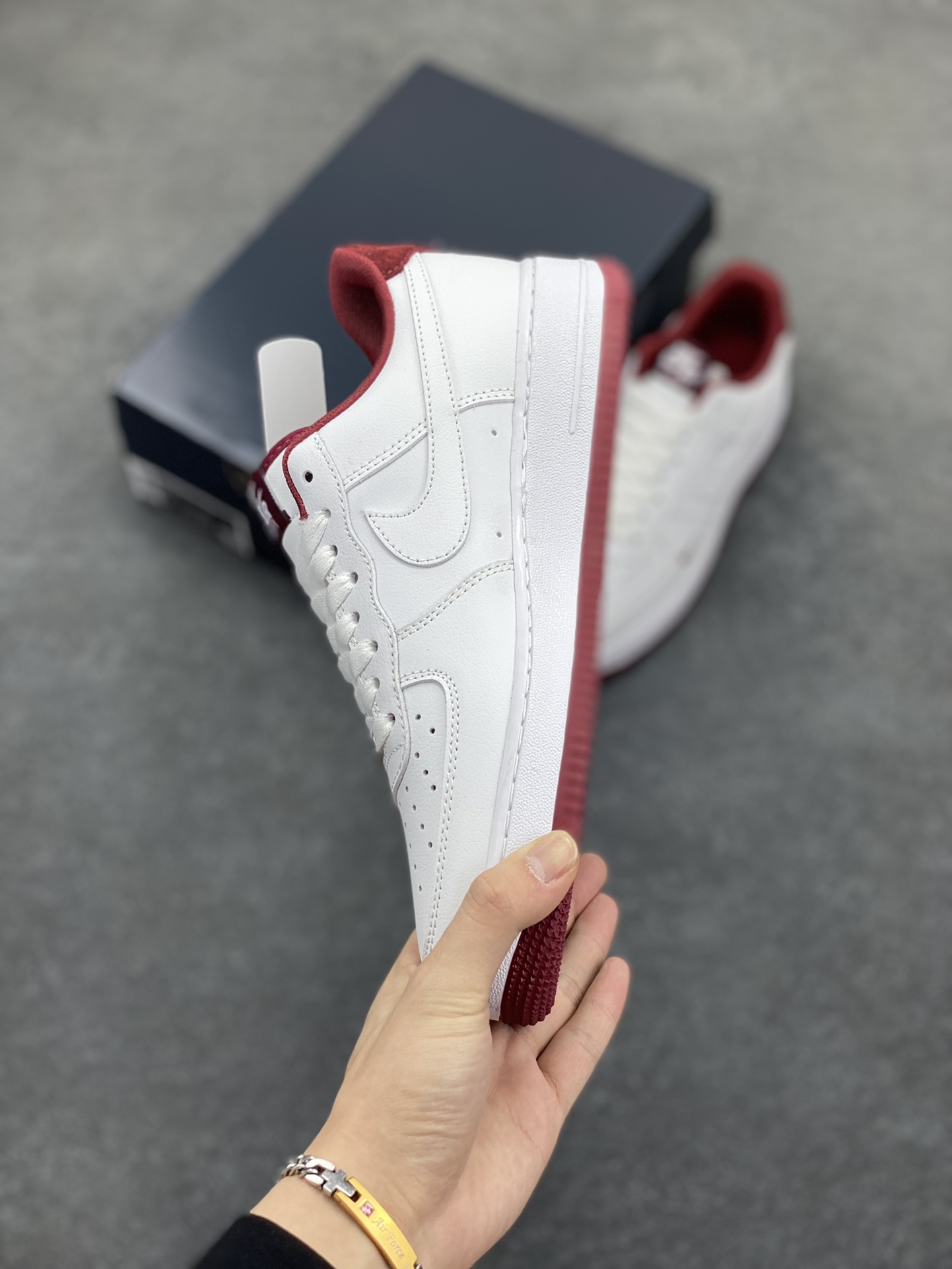 图片[3]-福利特价 Air Force 1\’ 07 酒红小勾 原楦头原纸板 打造纯正空军版型 专注外贸渠道 全掌内置蜂窝气垫 #原盒配件 原厂中底钢印、拉帮完美 货号：HM9483-001 尺码：36 36.5 37.5 38 38.5 39 40 40.5 41 42 42.5 43 44 44.5 45-选品中心