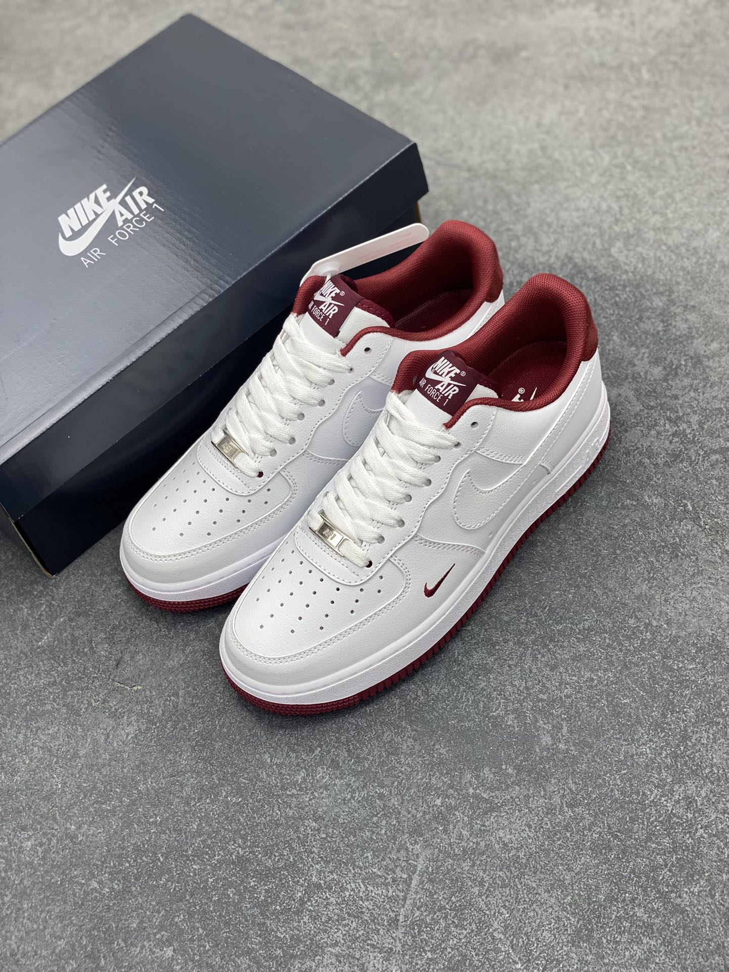 图片[8]-福利特价 Air Force 1\’ 07 酒红小勾 原楦头原纸板 打造纯正空军版型 专注外贸渠道 全掌内置蜂窝气垫 #原盒配件 原厂中底钢印、拉帮完美 货号：HM9483-001 尺码：36 36.5 37.5 38 38.5 39 40 40.5 41 42 42.5 43 44 44.5 45-选品中心