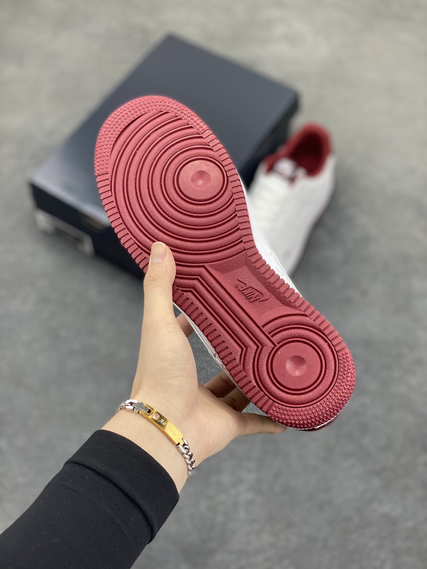 图片[5]-福利特价 Air Force 1\’ 07 酒红小勾 原楦头原纸板 打造纯正空军版型 专注外贸渠道 全掌内置蜂窝气垫 #原盒配件 原厂中底钢印、拉帮完美 货号：HM9483-001 尺码：36 36.5 37.5 38 38.5 39 40 40.5 41 42 42.5 43 44 44.5 45-选品中心