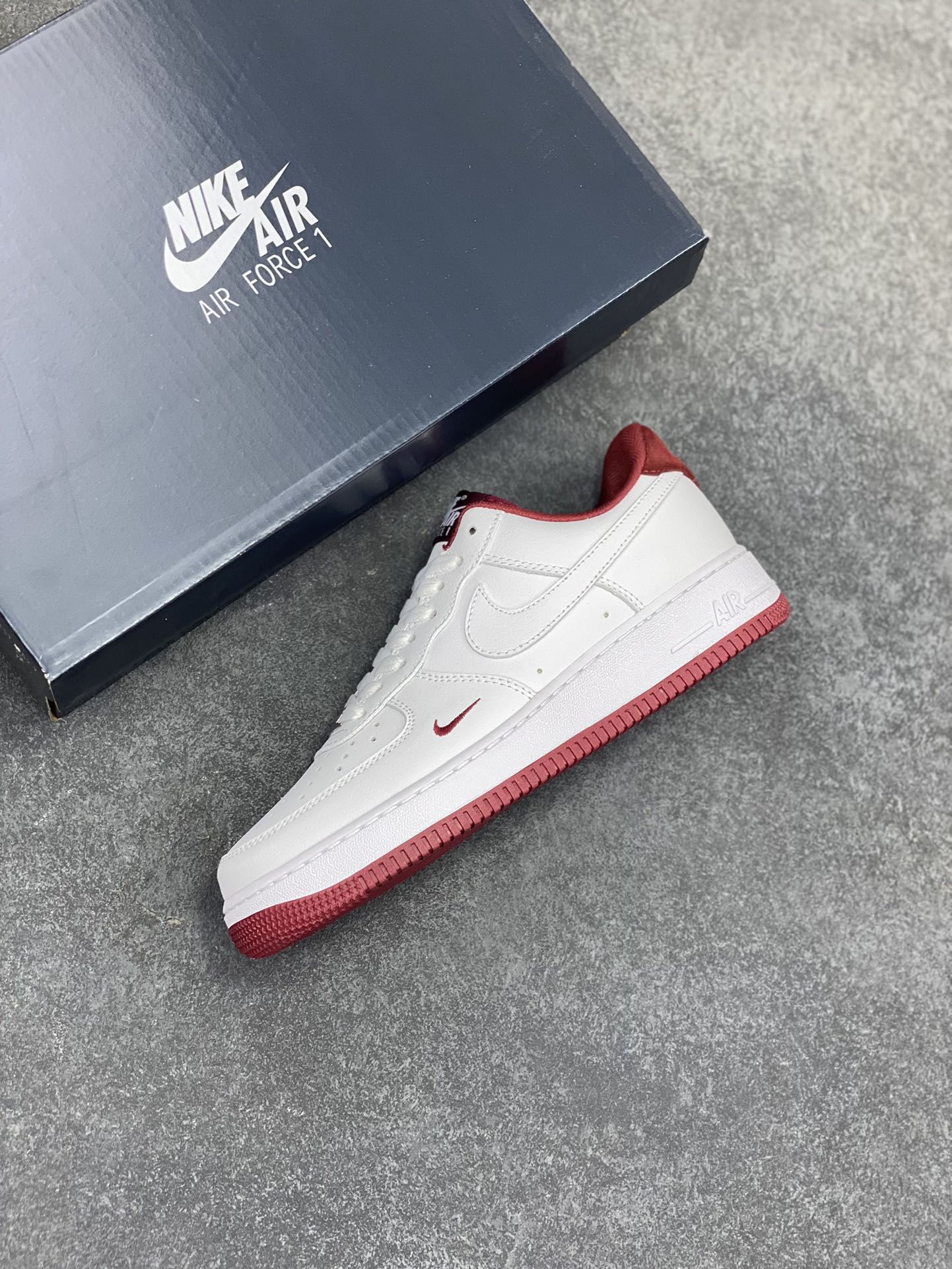 图片[7]-福利特价 Air Force 1\’ 07 酒红小勾 原楦头原纸板 打造纯正空军版型 专注外贸渠道 全掌内置蜂窝气垫 #原盒配件 原厂中底钢印、拉帮完美 货号：HM9483-001 尺码：36 36.5 37.5 38 38.5 39 40 40.5 41 42 42.5 43 44 44.5 45-选品中心