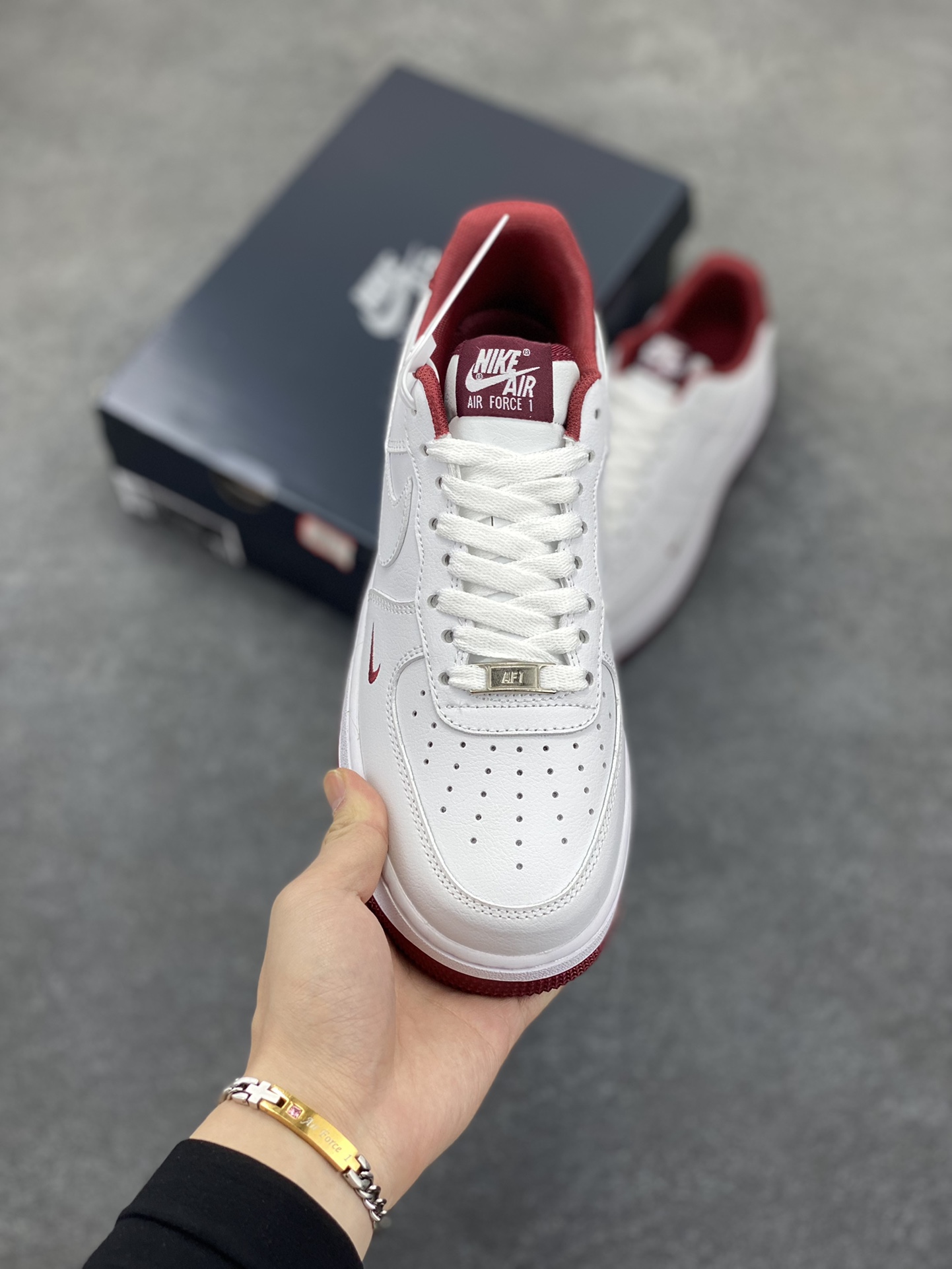 图片[2]-福利特价 Air Force 1\’ 07 酒红小勾 原楦头原纸板 打造纯正空军版型 专注外贸渠道 全掌内置蜂窝气垫 #原盒配件 原厂中底钢印、拉帮完美 货号：HM9483-001 尺码：36 36.5 37.5 38 38.5 39 40 40.5 41 42 42.5 43 44 44.5 45-选品中心