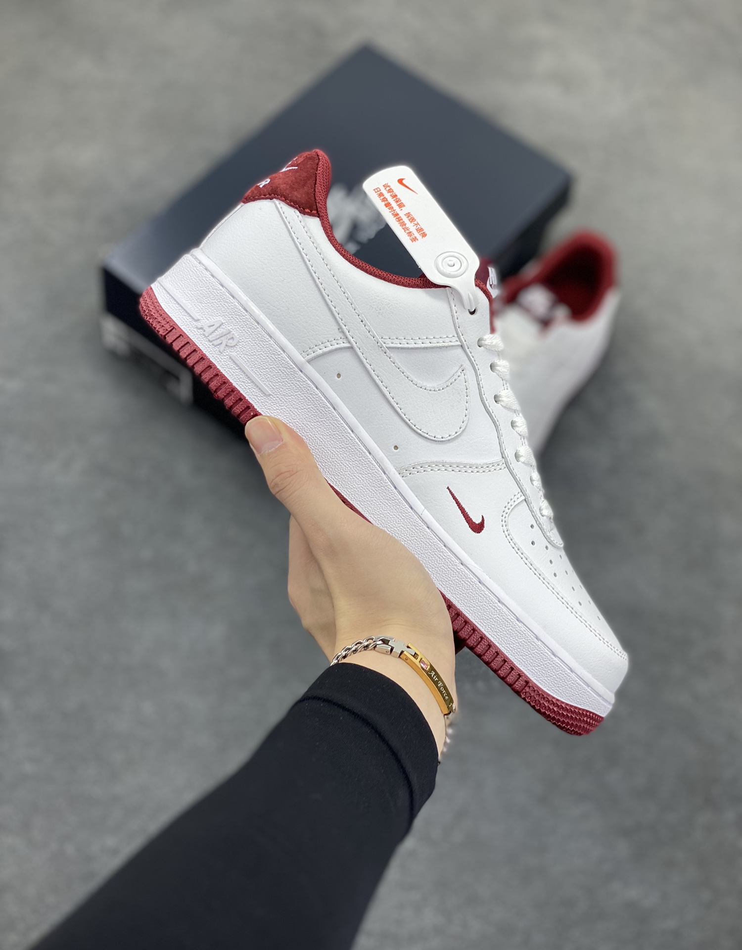 福利特价 Air Force 1\’ 07 酒红小勾 原楦头原纸板 打造纯正空军版型 专注外贸渠道 全掌内置蜂窝气垫 #原盒配件 原厂中底钢印、拉帮完美 货号:HM9483-001 尺码:36 36.5 37.5 38 38.5 39 40 40.5 41 42 42.5 43 44 44.5 45-选品中心